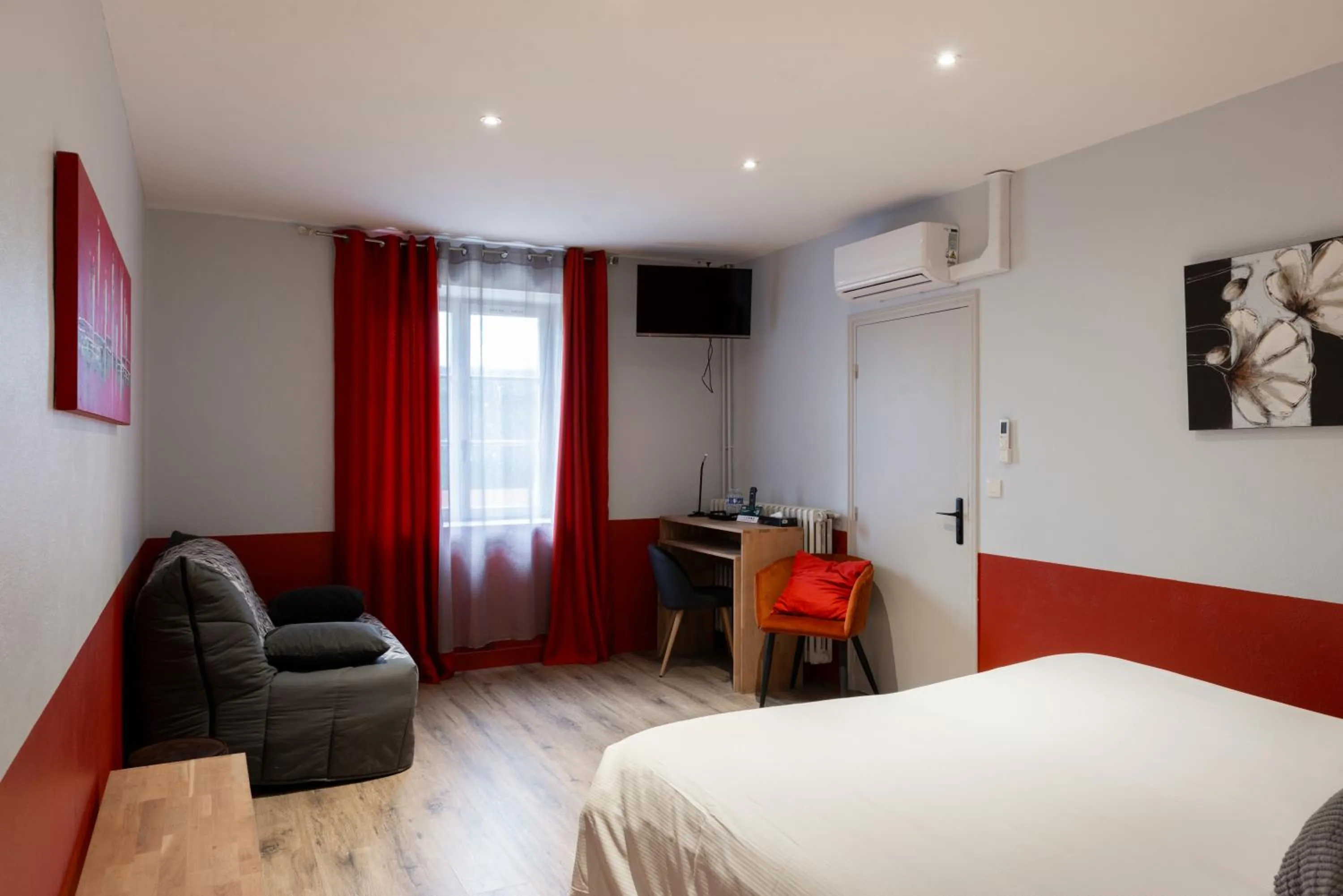 Photo of the whole room, Bed in Logis Hotel-Restaurant Saint Romain