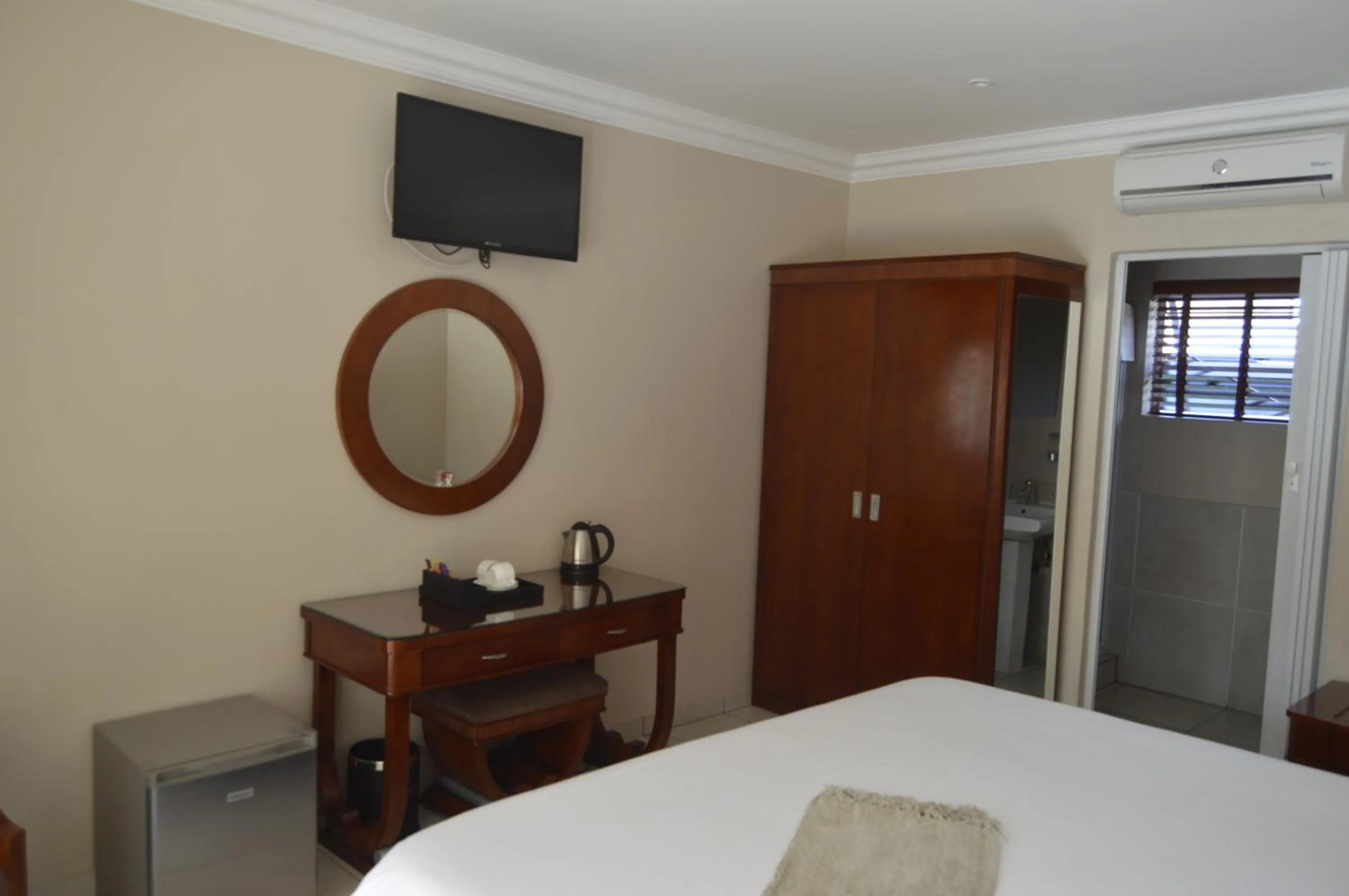 Decorative detail, Bed in Lakeview Boutique Hotel & Conference Center