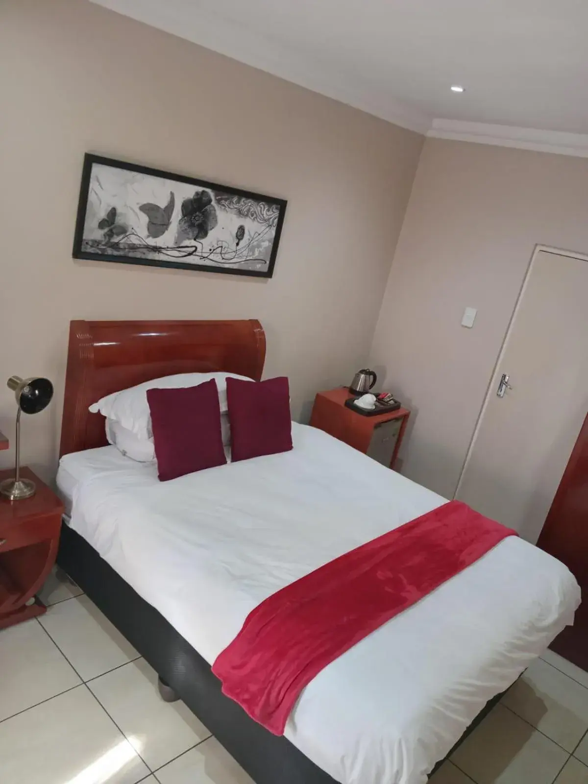 Luxury Single Room - single occupancy in Lakeview Boutique Hotel & Conference Center Luxury Single Room - single occupancy in Lakeview Boutique Hotel & Conference Center