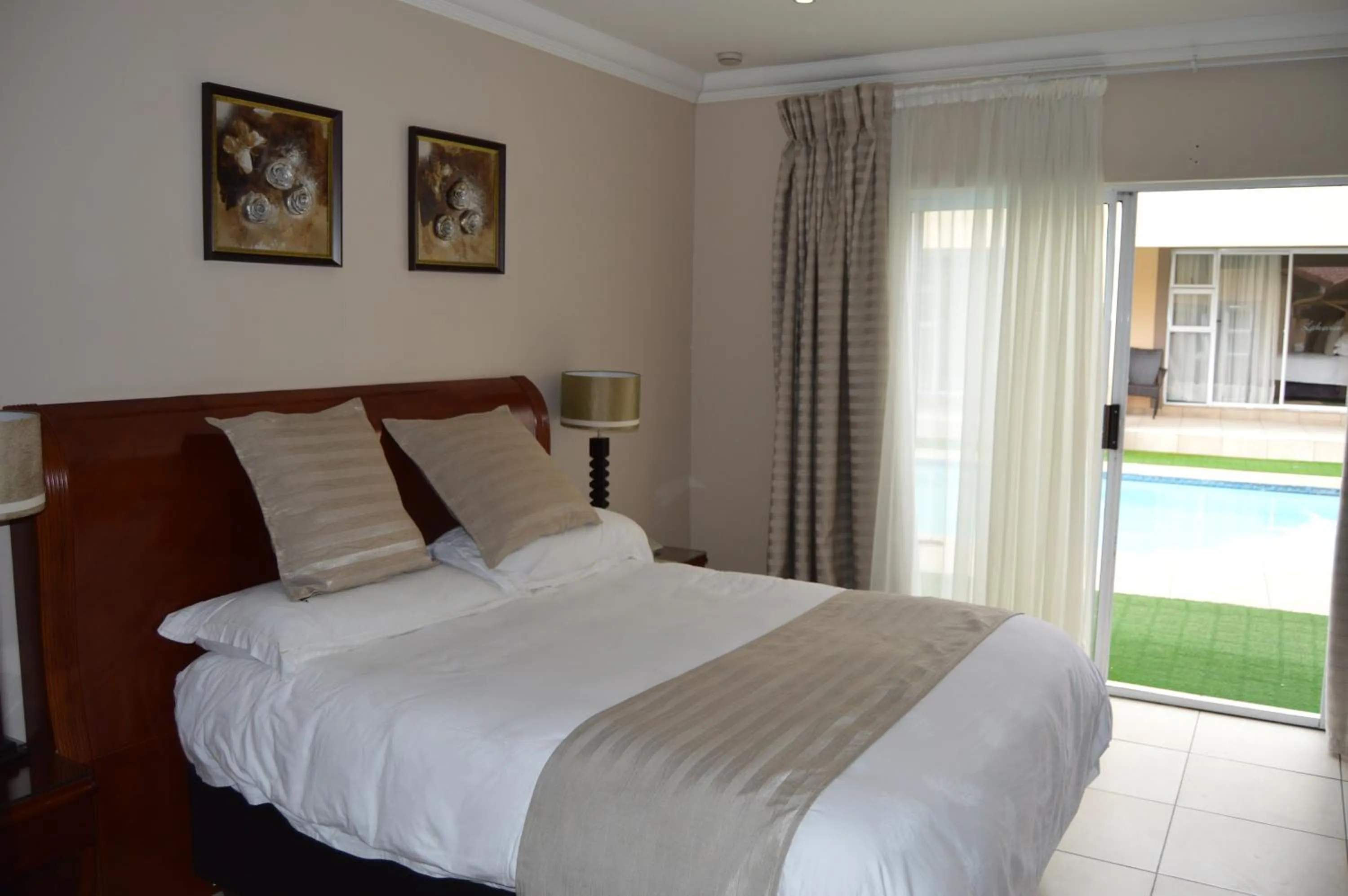 Property building, Bed in Lakeview Boutique Hotel & Conference Center