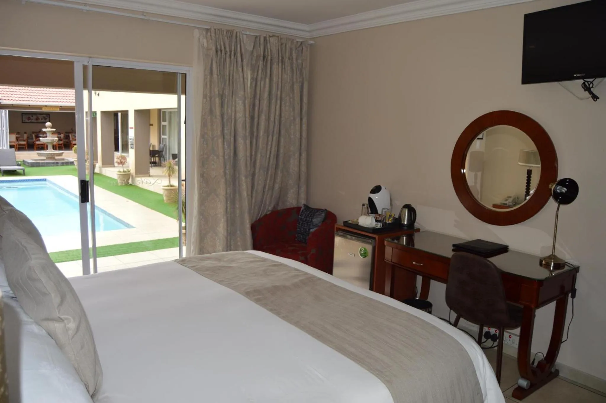 Property building, Bed in Lakeview Boutique Hotel & Conference Center