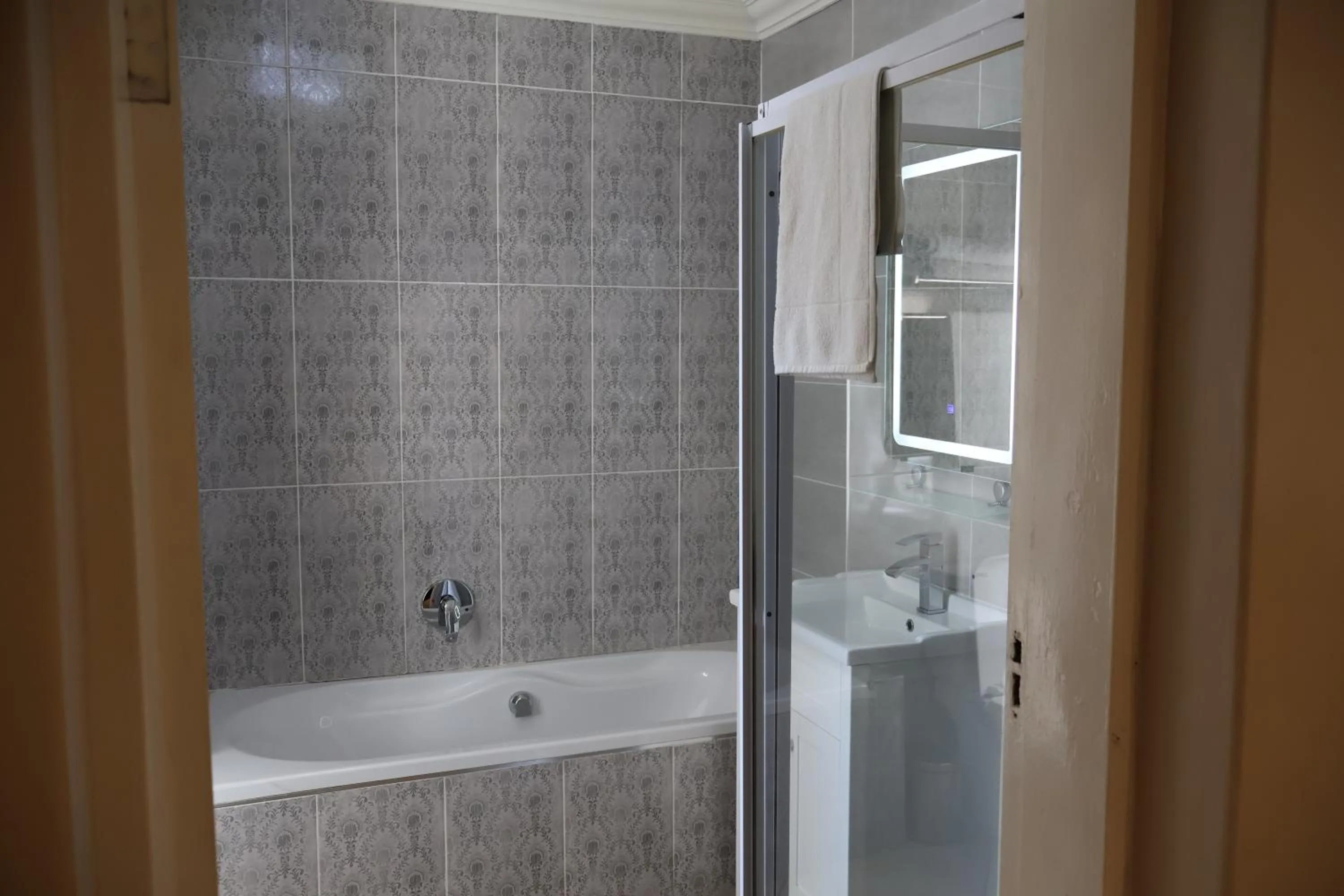 Bathroom in Lakeview Boutique Hotel & Conference Center