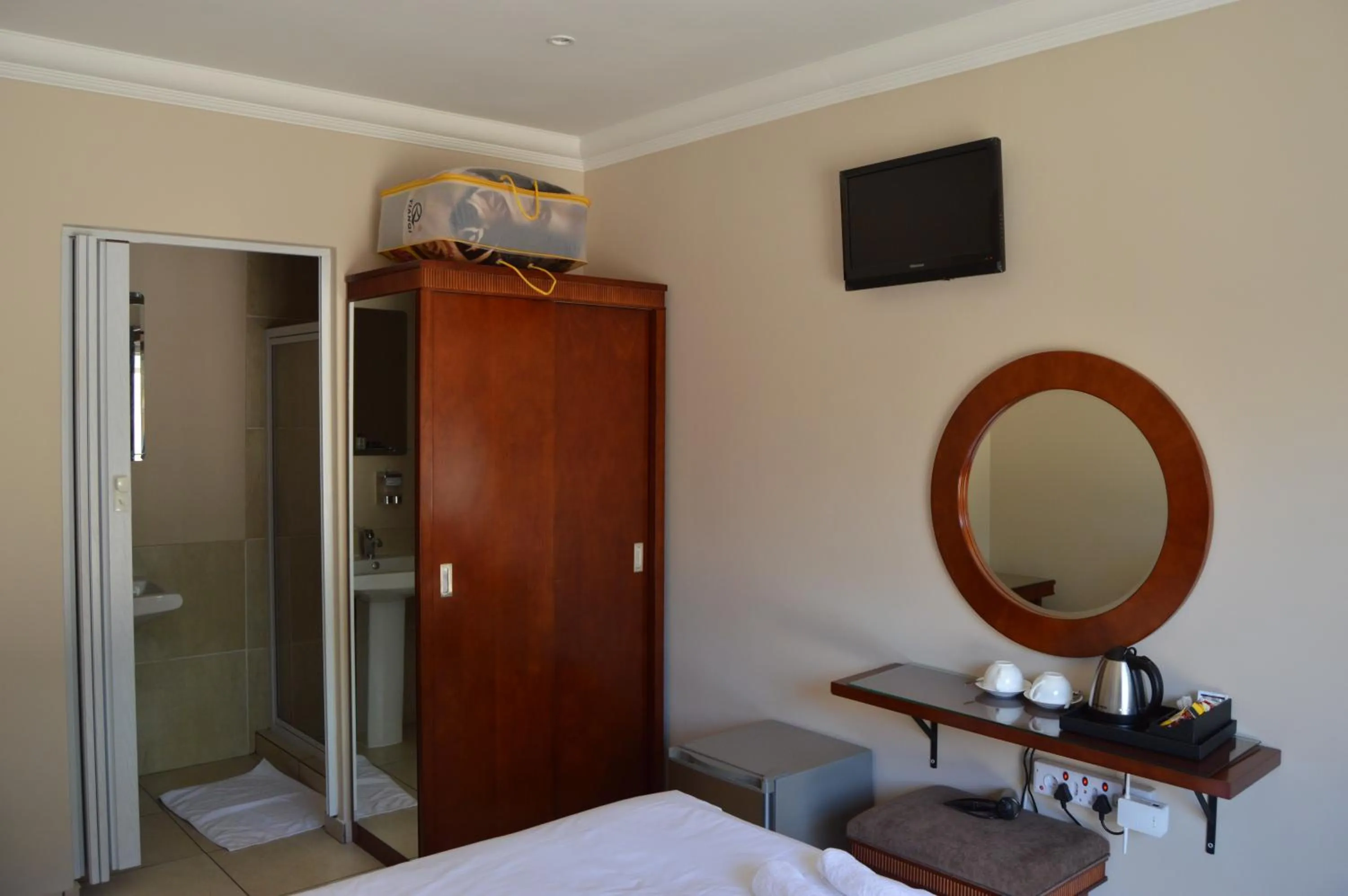 Property building, Bed in Lakeview Boutique Hotel & Conference Center