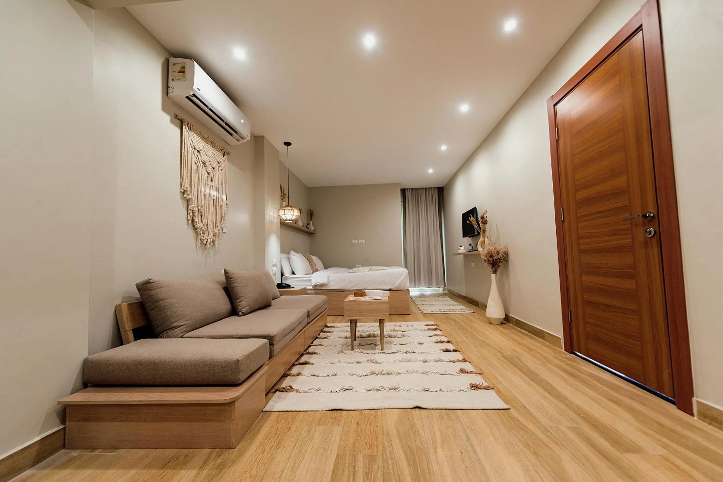 Bed in The Gate Hotel Front Pyramids & Sphinx View