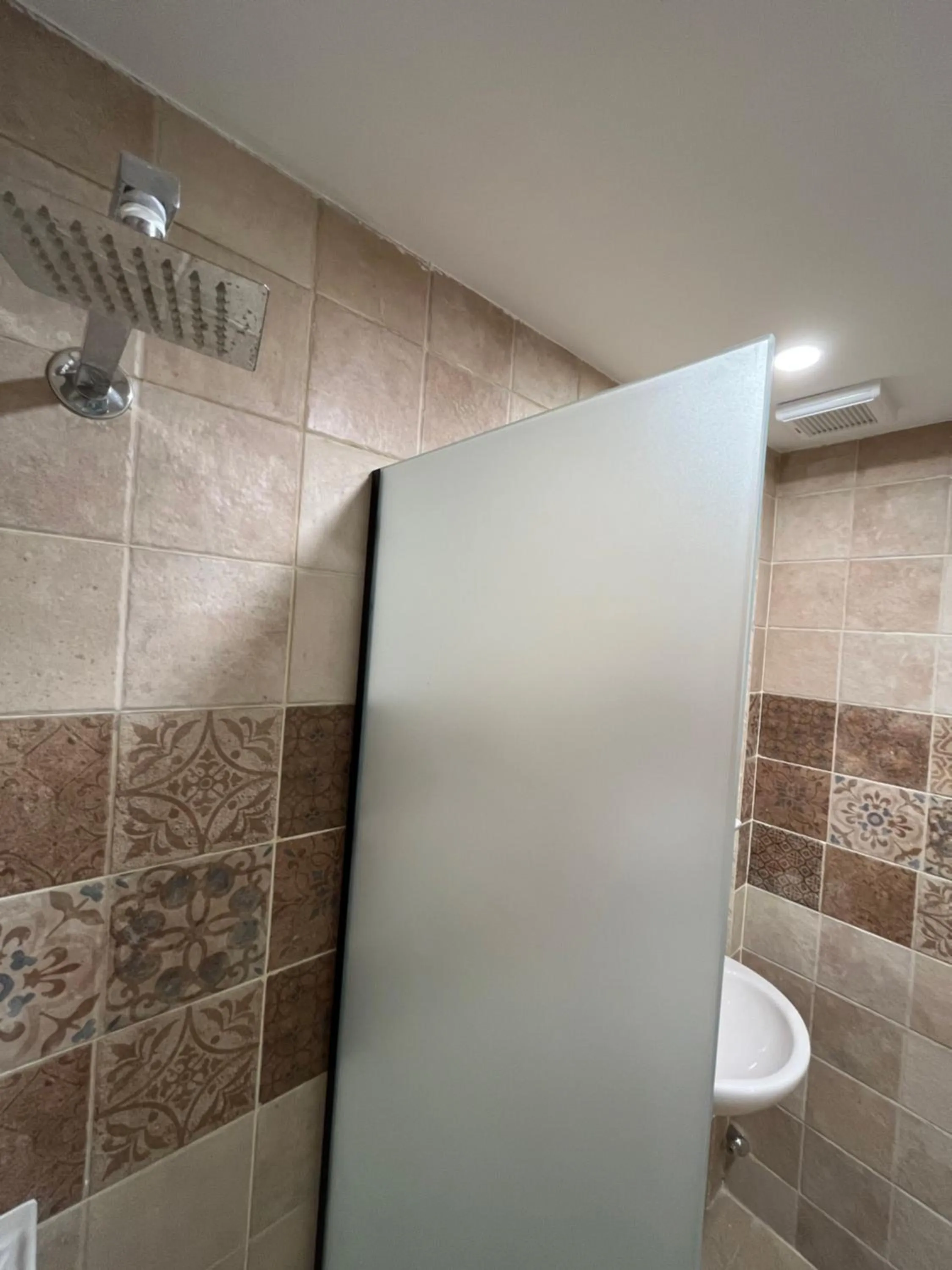 Shower in The Gate Hotel Front Pyramids & Sphinx View