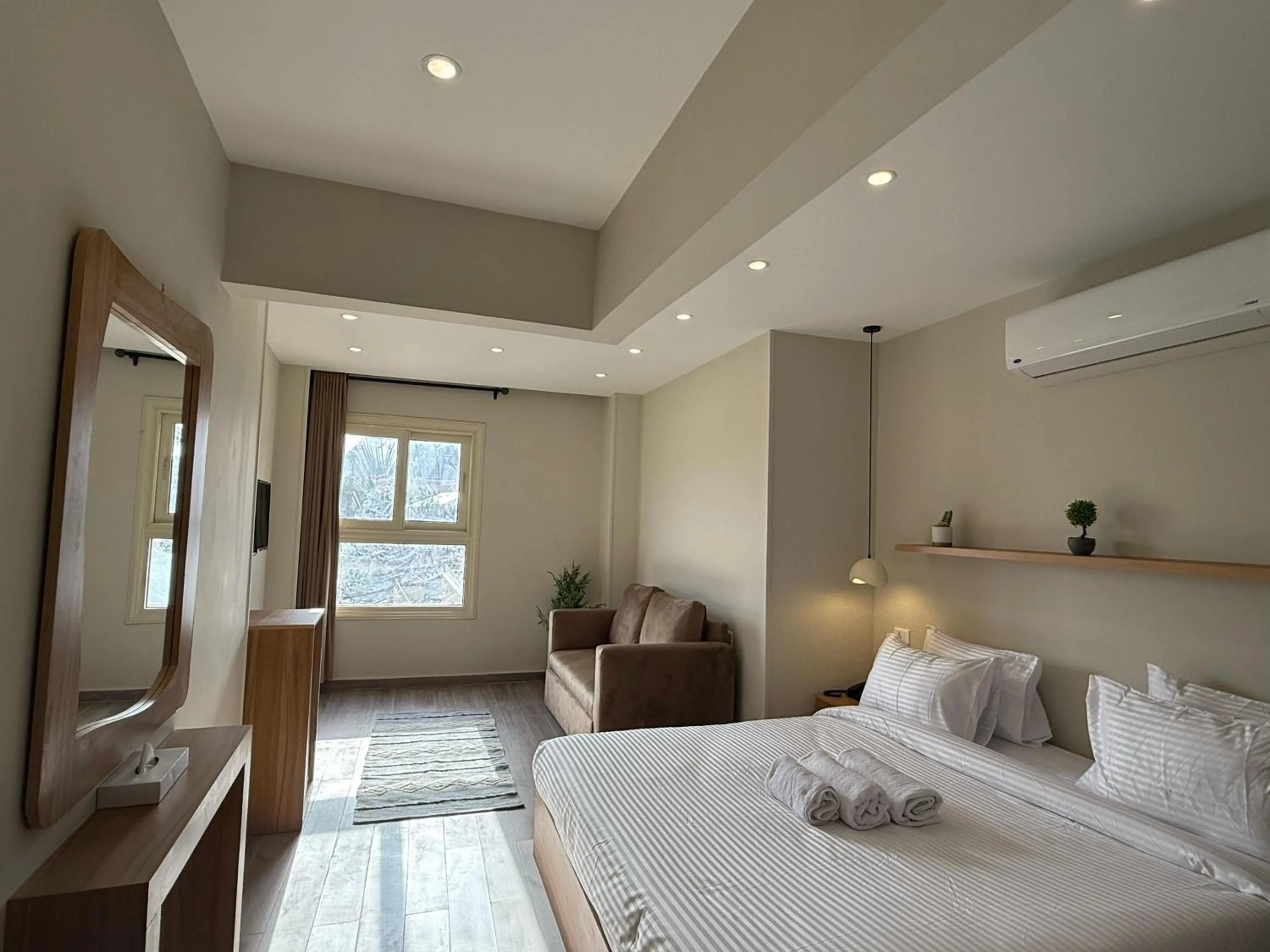 Bed in The Gate Hotel Front Pyramids & Sphinx View