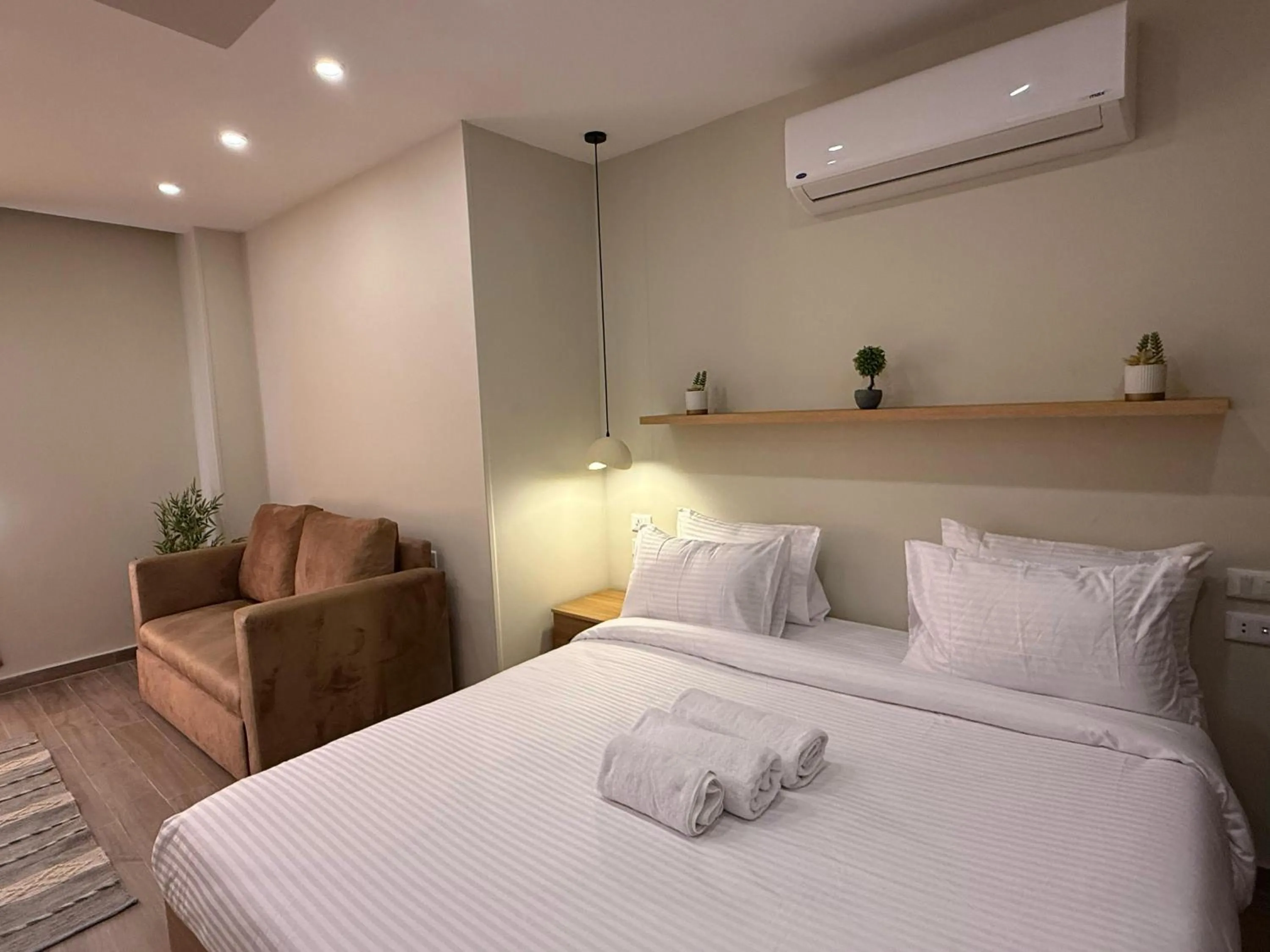 Bed in The Gate Hotel Front Pyramids & Sphinx View