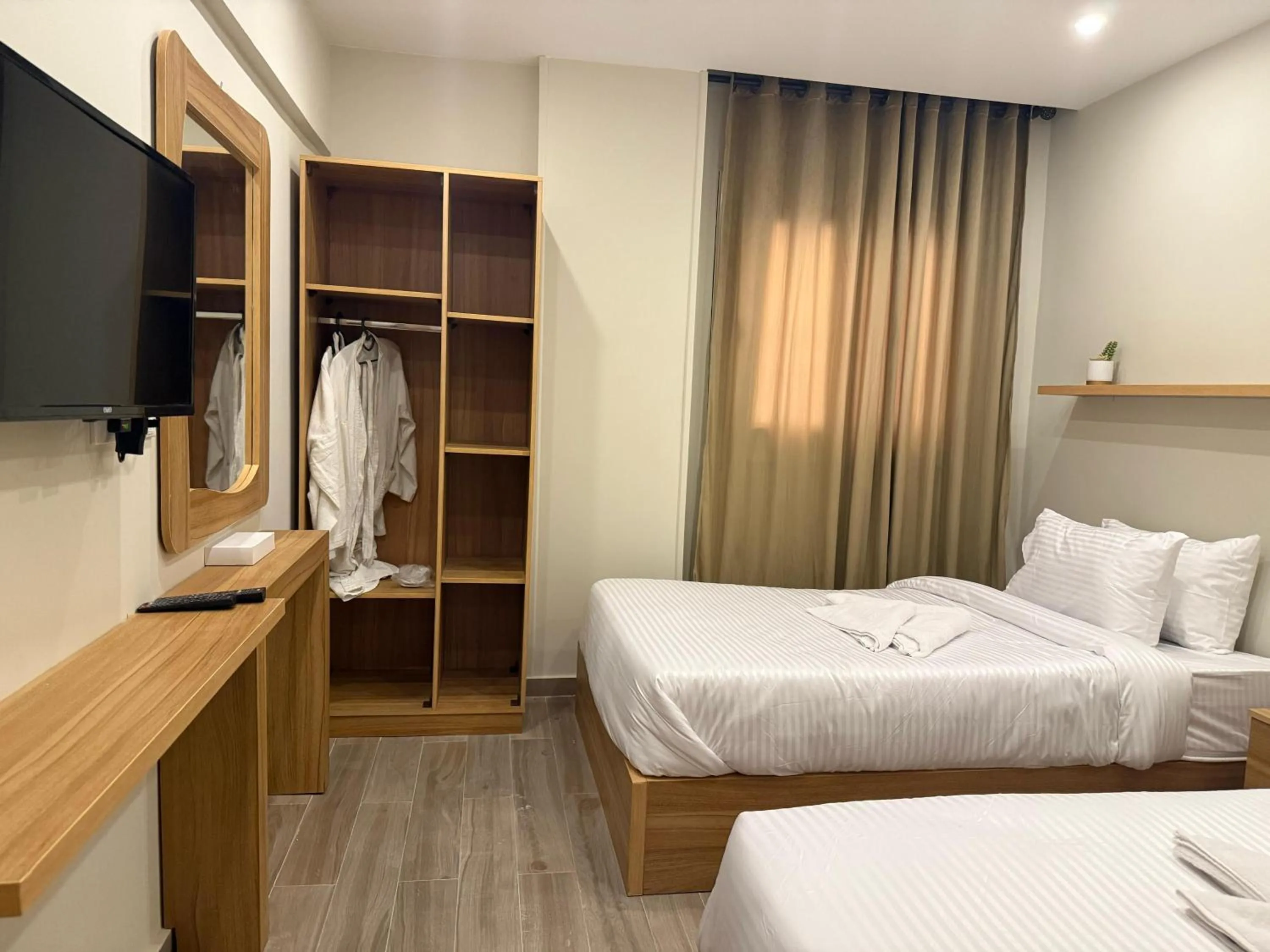 Photo of the whole room, Bed in The Gate Hotel Front Pyramids & Sphinx View