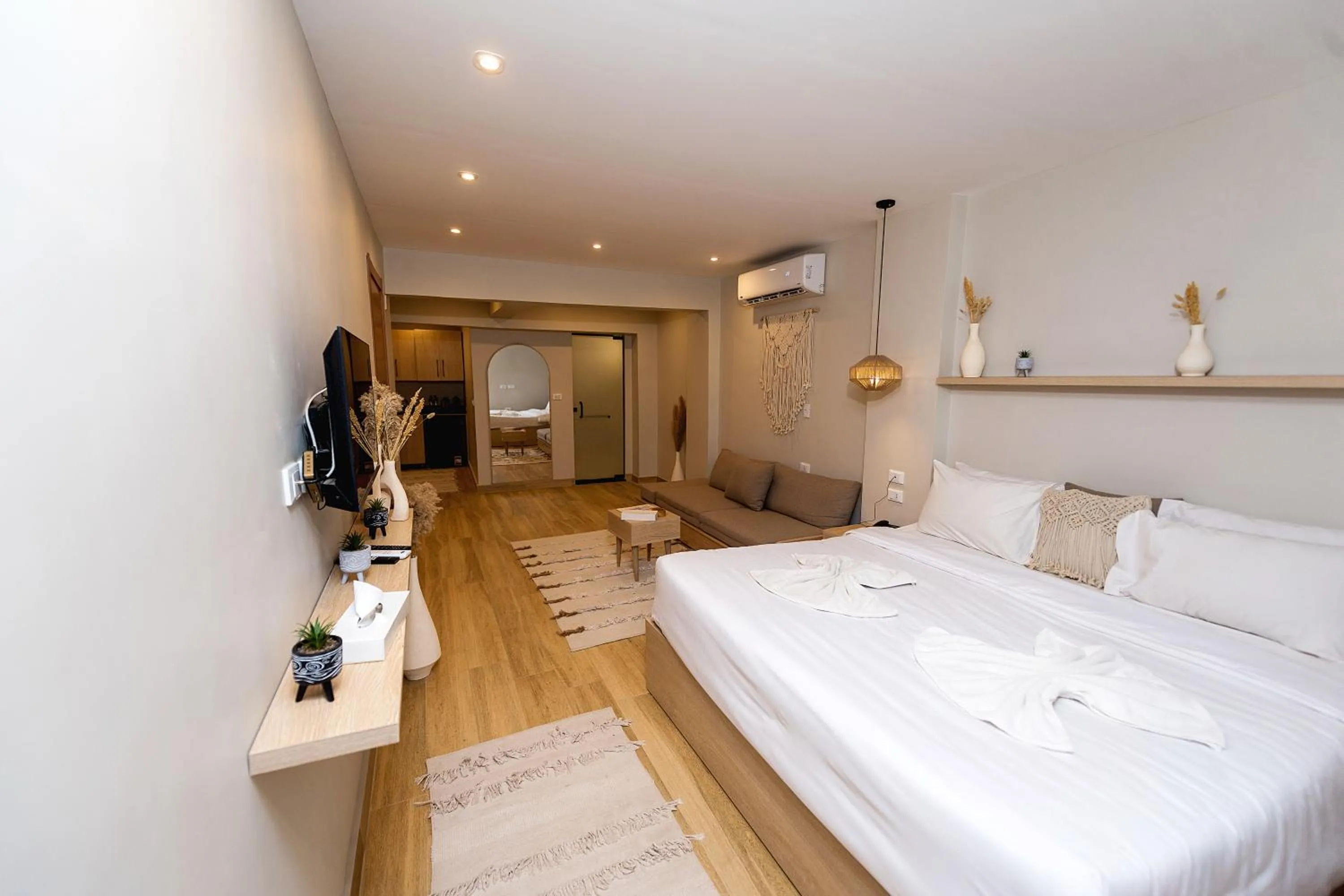 Bed in The Gate Hotel Front Pyramids & Sphinx View