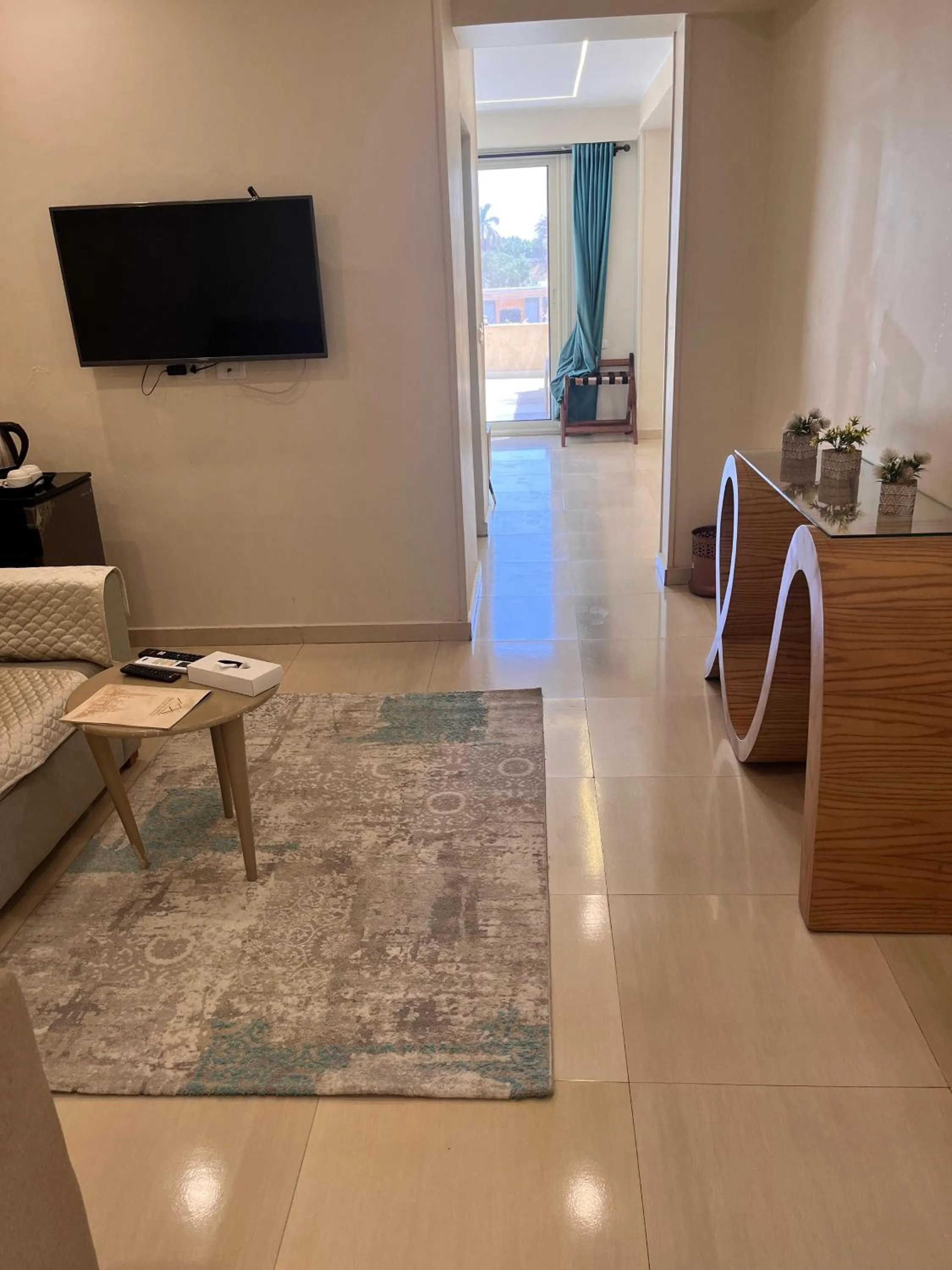 TV and multimedia in The Gate Hotel Front Pyramids & Sphinx View