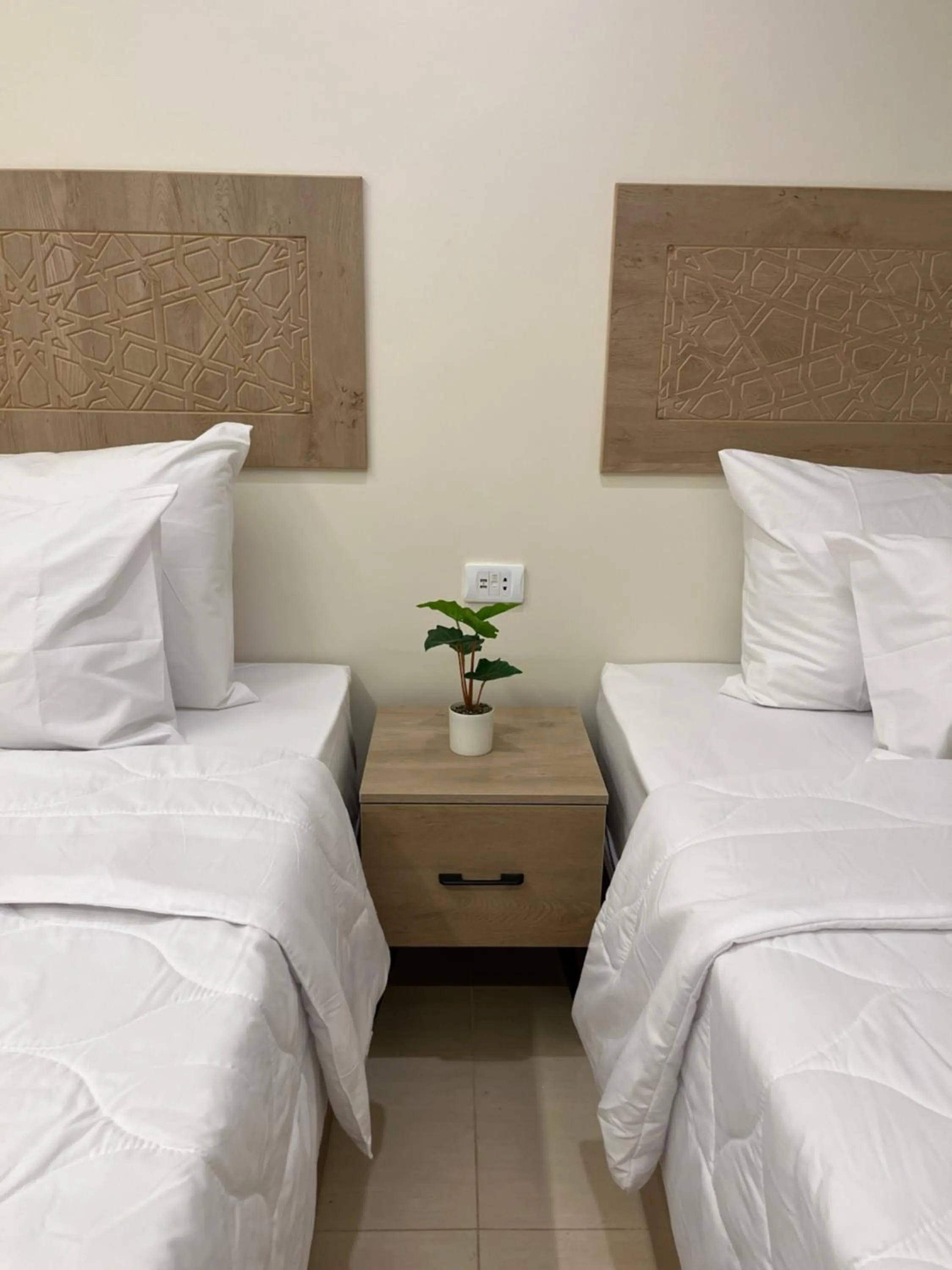 Bed in The Gate Hotel Front Pyramids & Sphinx View