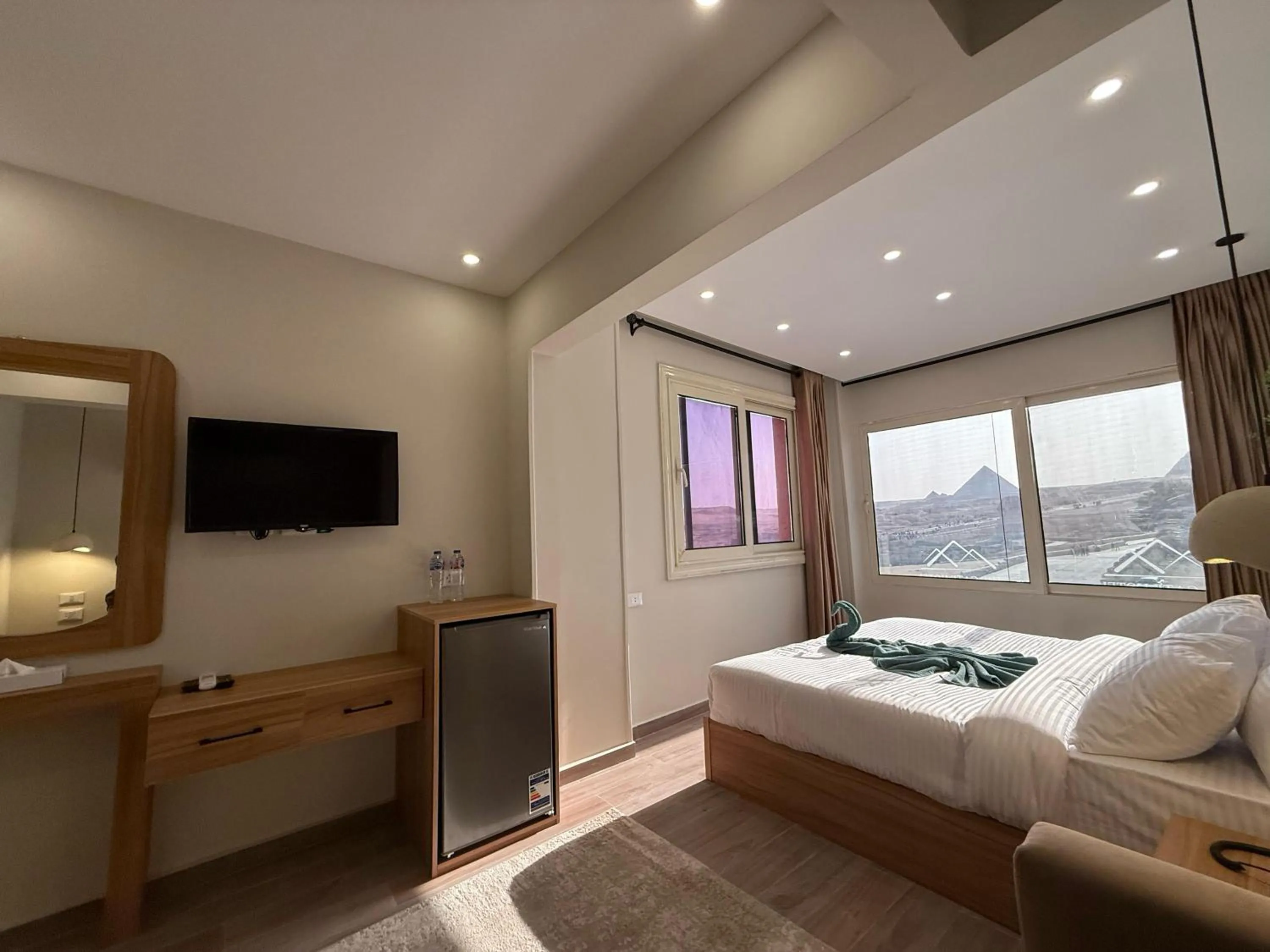 Bed in The Gate Hotel Front Pyramids & Sphinx View