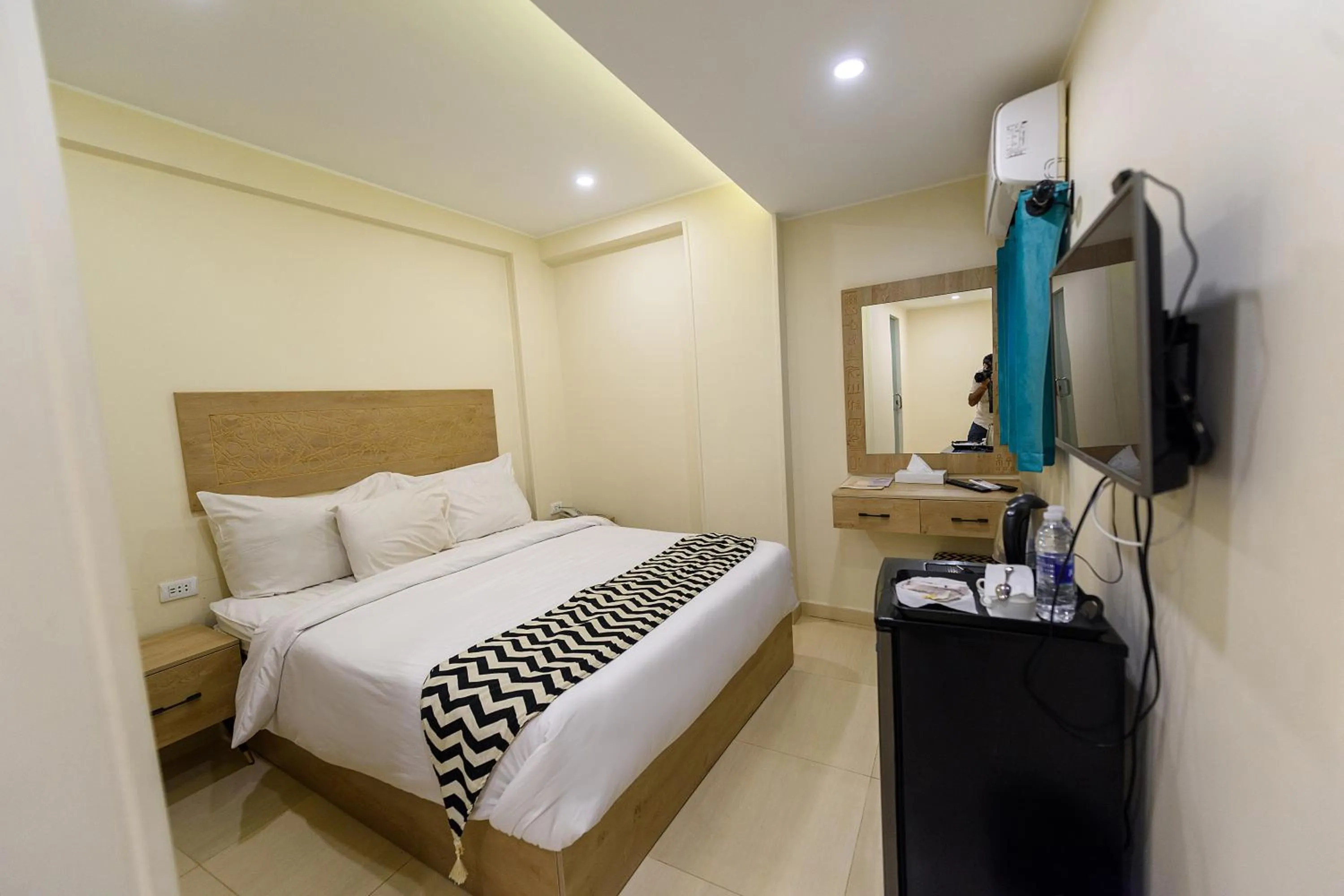 Bed in The Gate Hotel Front Pyramids & Sphinx View