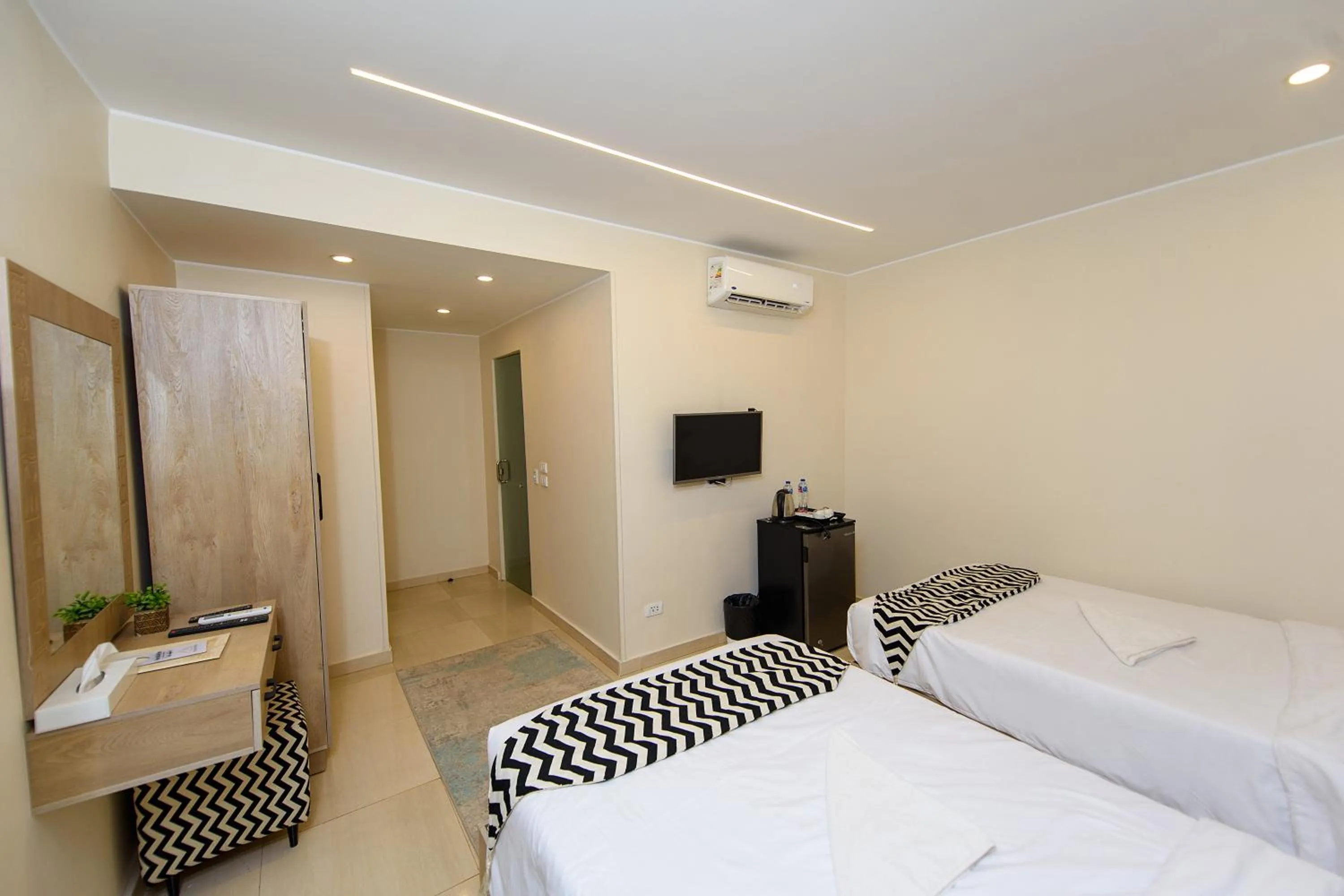 Bed in The Gate Hotel Front Pyramids & Sphinx View