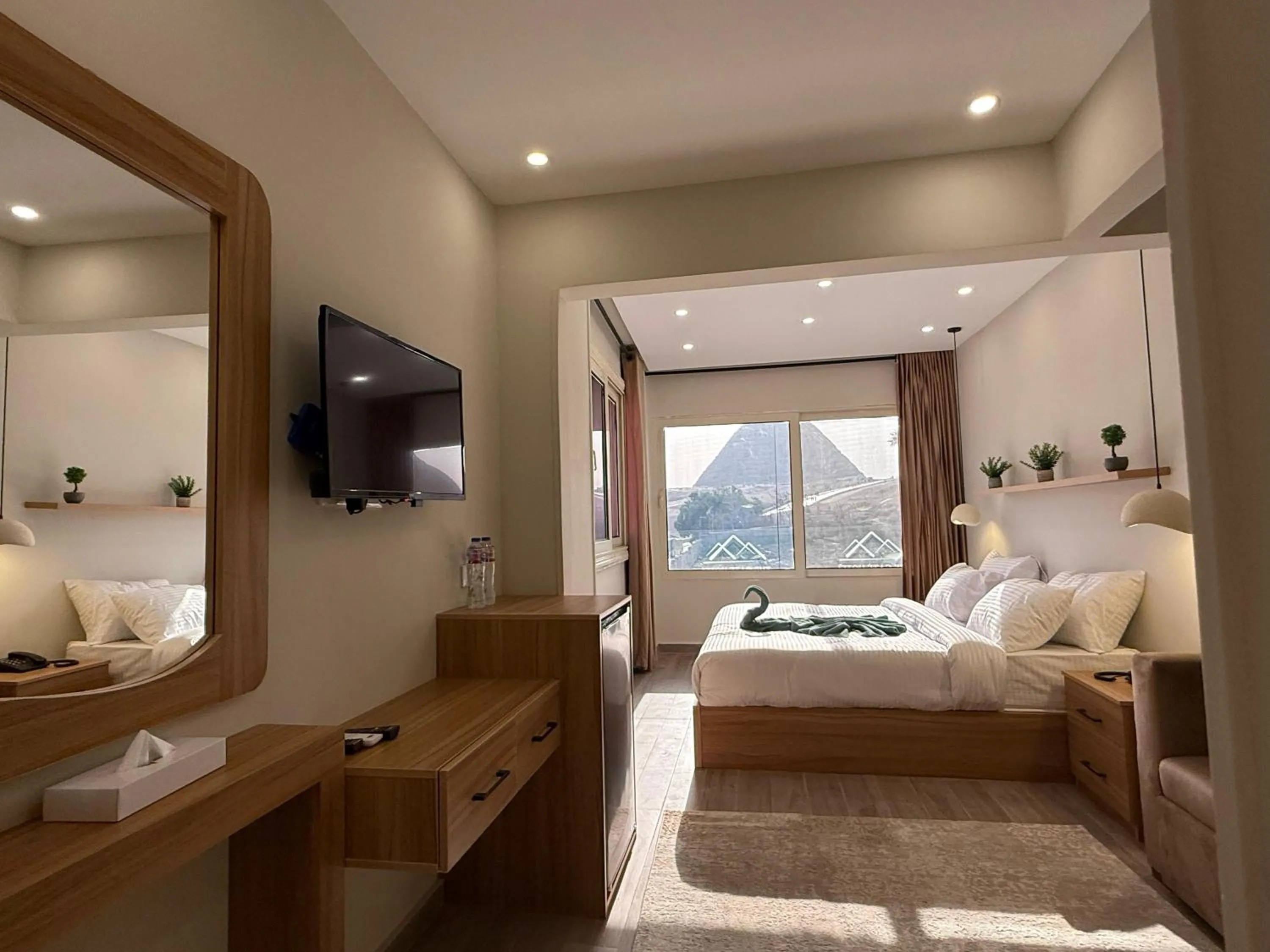 Bed in The Gate Hotel Front Pyramids & Sphinx View