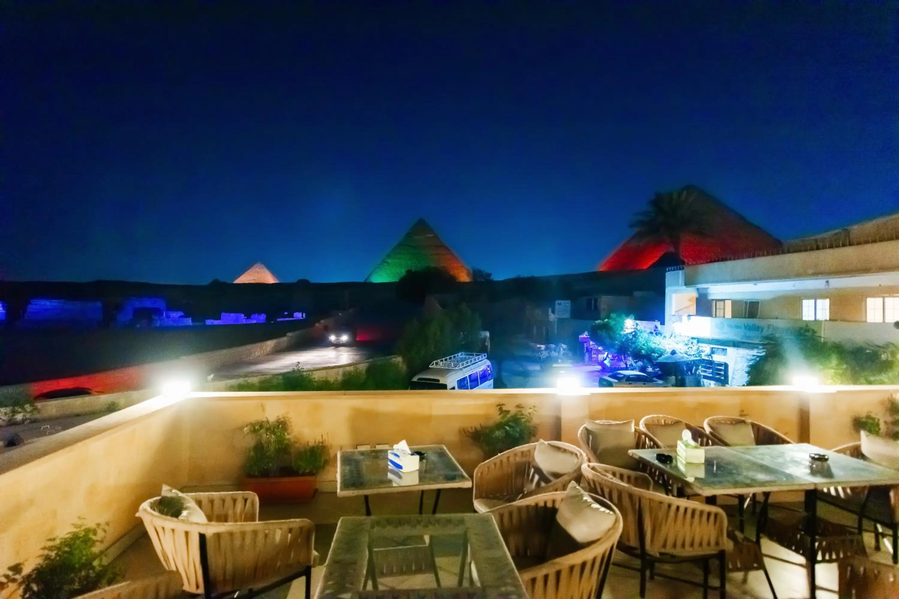 Patio in The Gate Hotel Front Pyramids & Sphinx View
