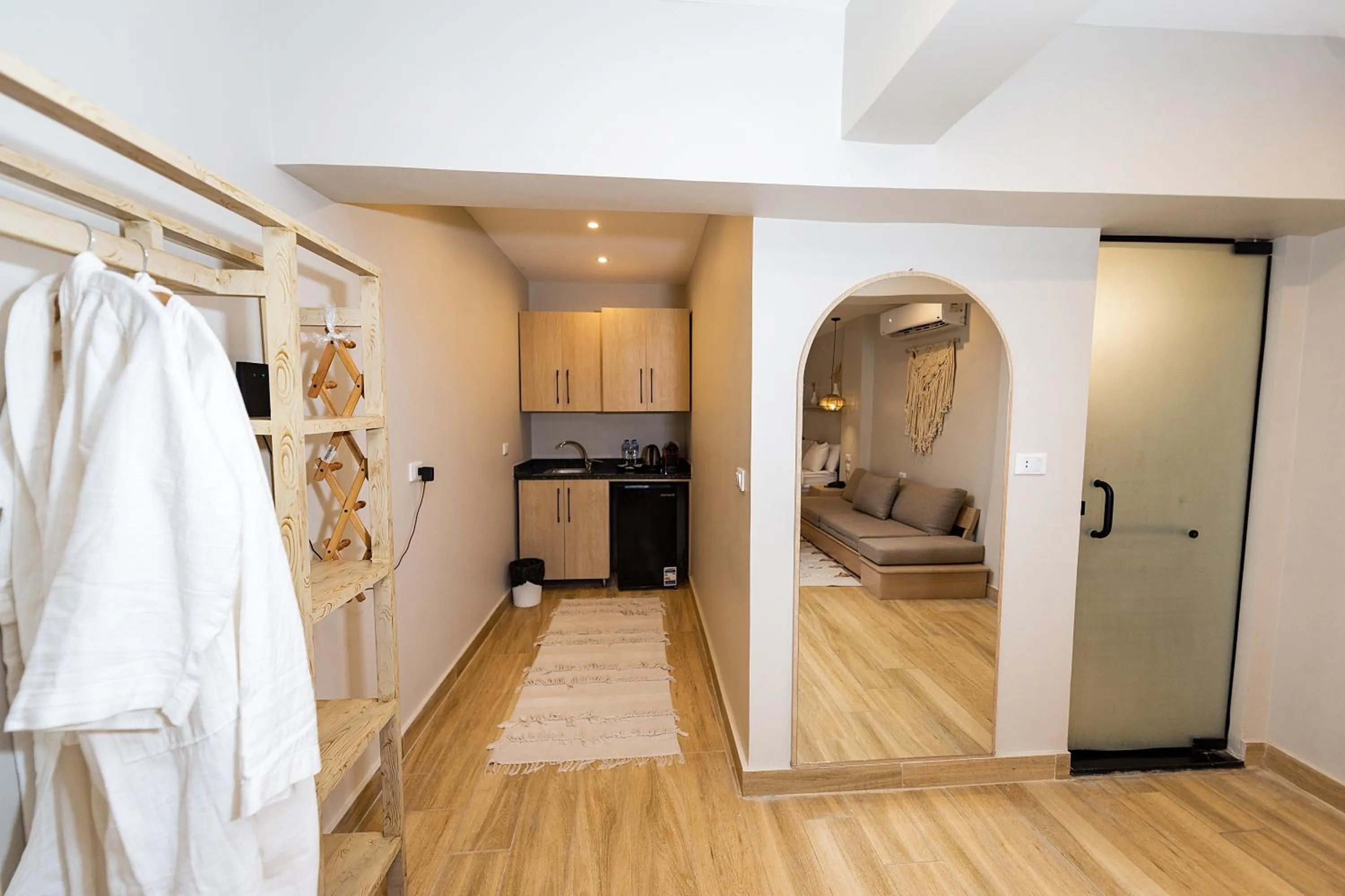 Photo of the whole room in The Gate Hotel Front Pyramids & Sphinx View