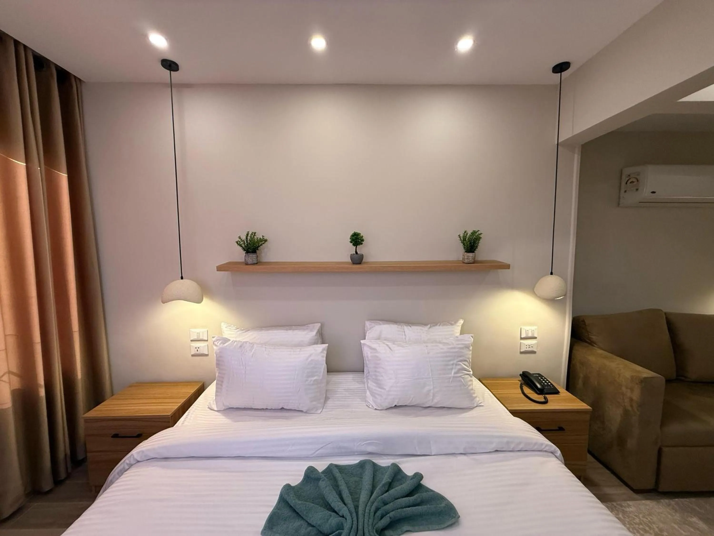 Bed in The Gate Hotel Front Pyramids & Sphinx View