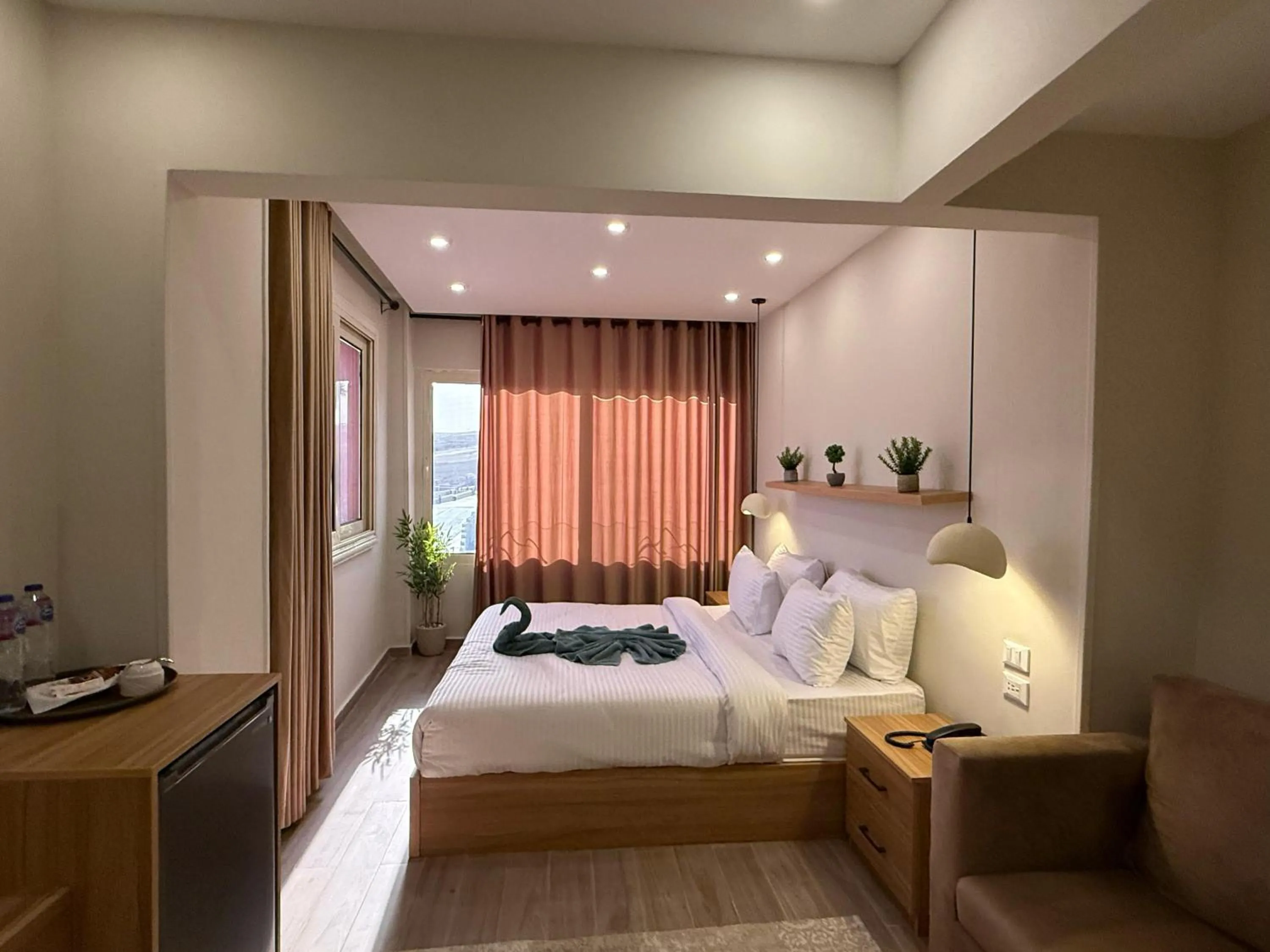 Bed in The Gate Hotel Front Pyramids & Sphinx View