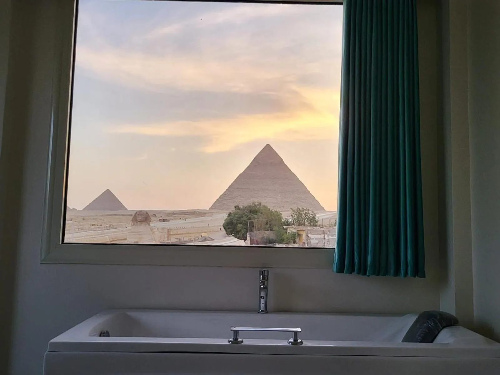 Bath in The Gate Hotel Front Pyramids & Sphinx View