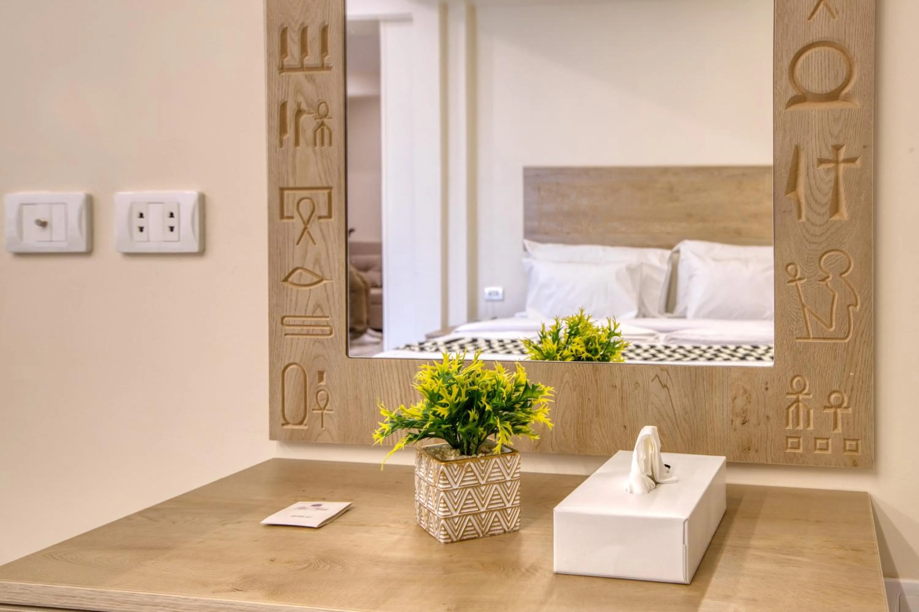 Bedroom, Bed in The Gate Hotel Front Pyramids & Sphinx View