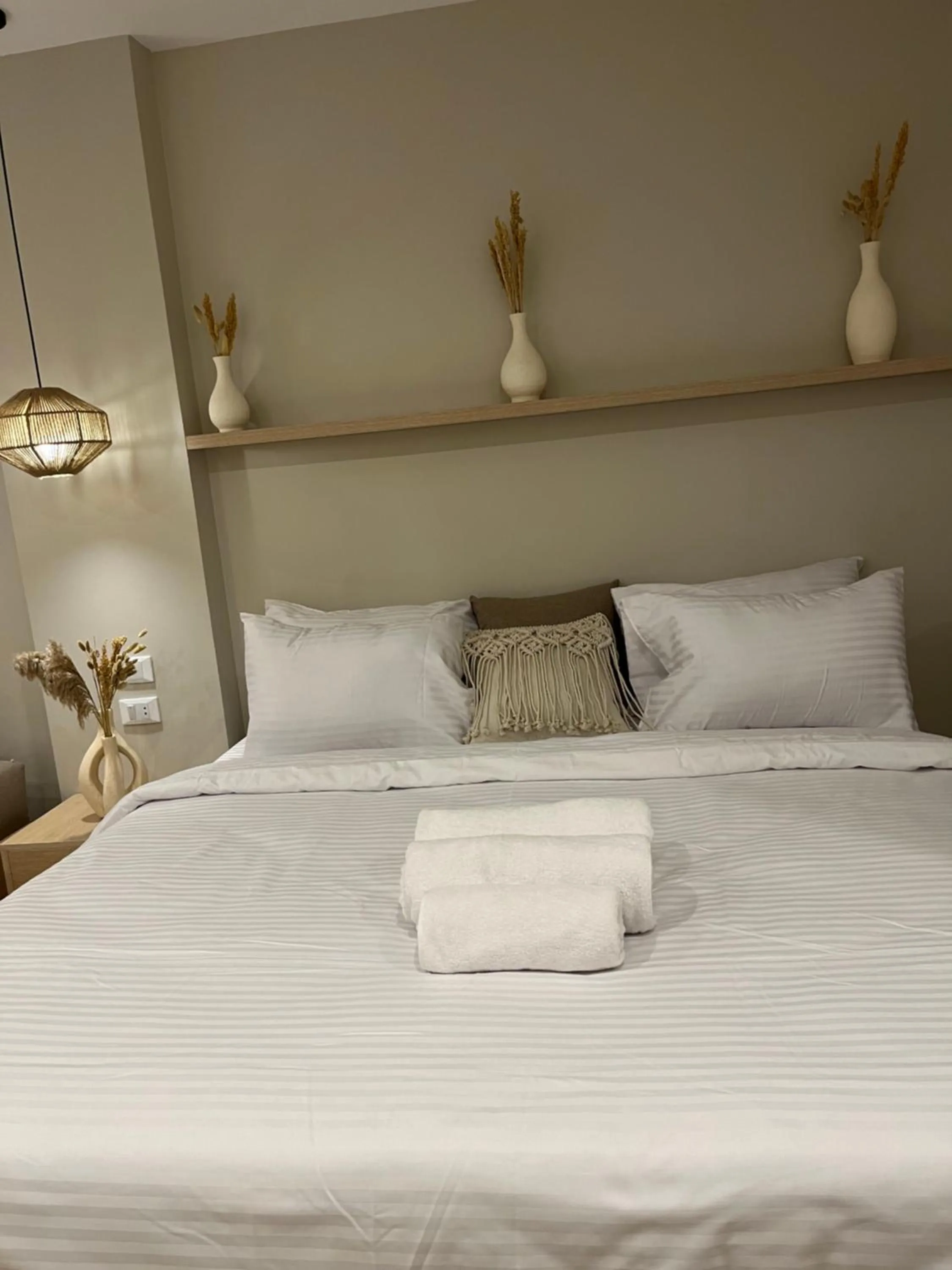 Bed in The Gate Hotel Front Pyramids & Sphinx View