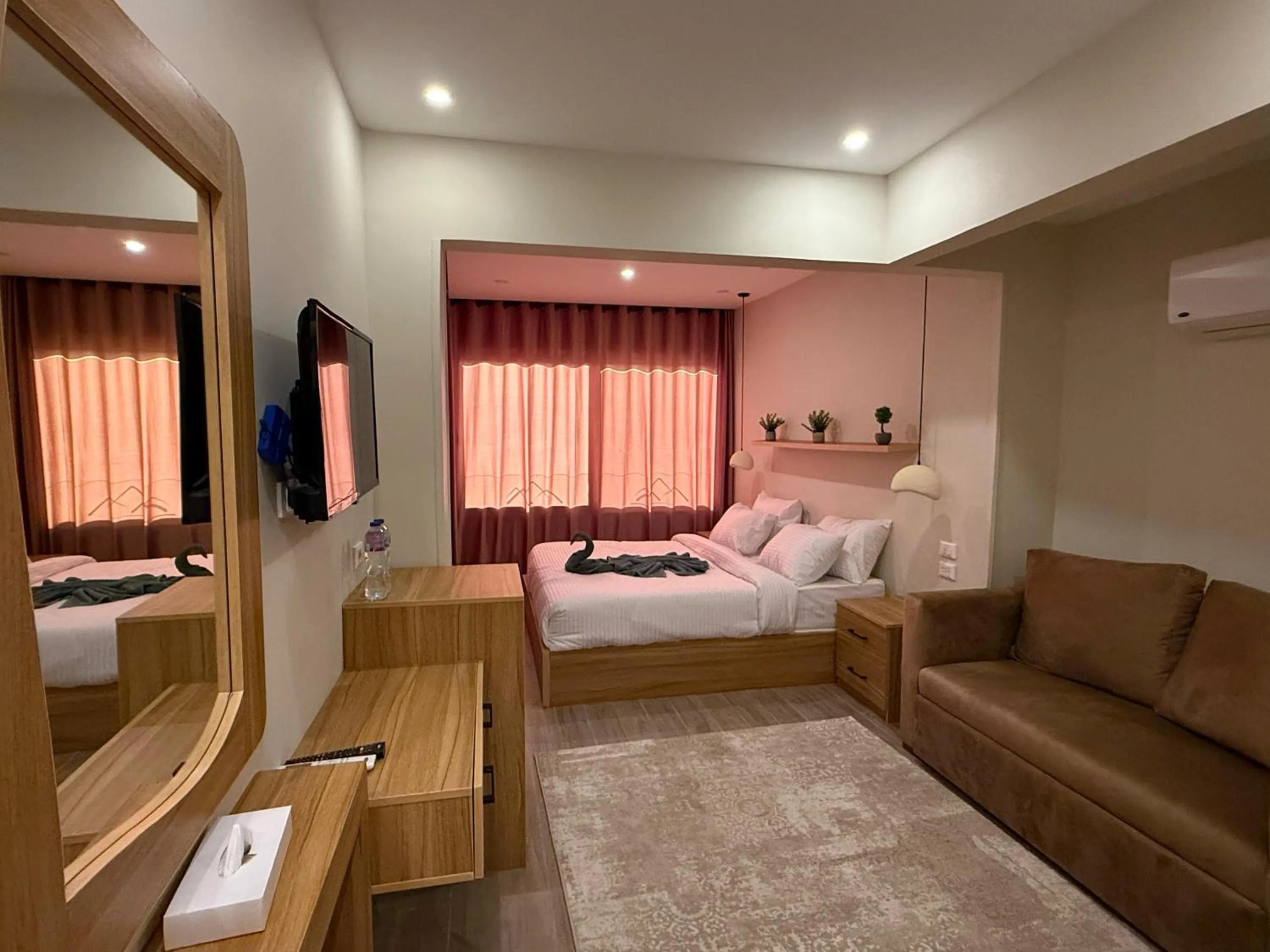 Bed in The Gate Hotel Front Pyramids & Sphinx View