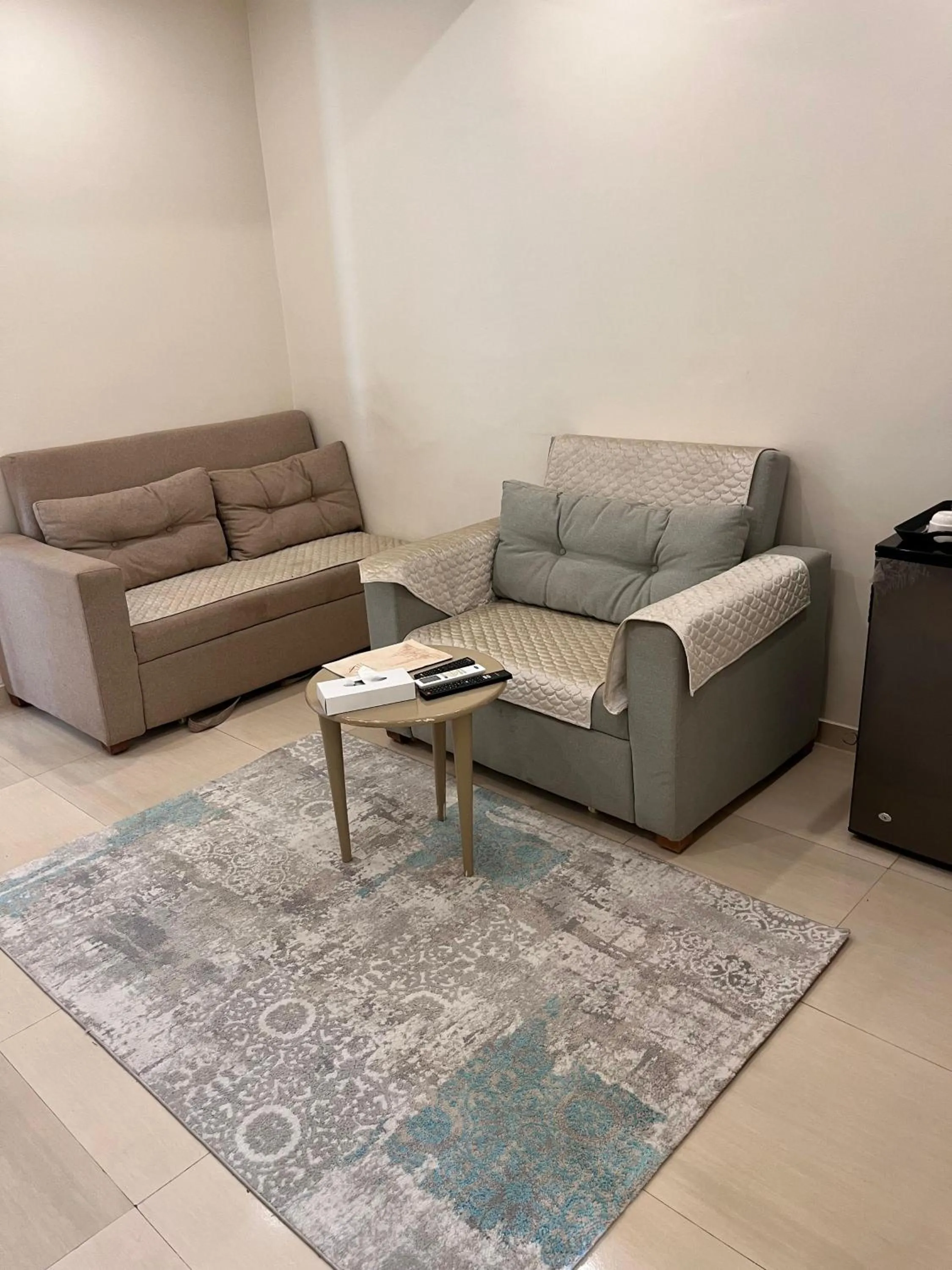 Living room in The Gate Hotel Front Pyramids & Sphinx View