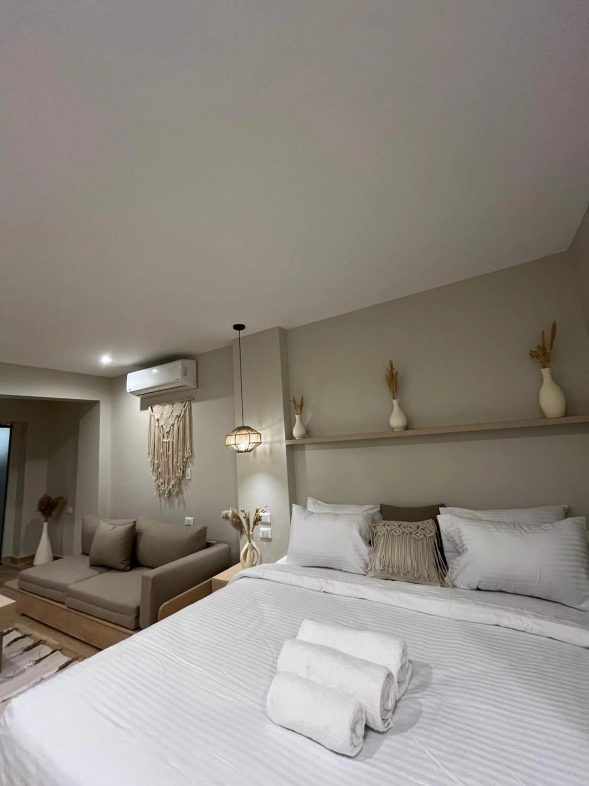 Photo of the whole room, Bed in The Gate Hotel Front Pyramids & Sphinx View