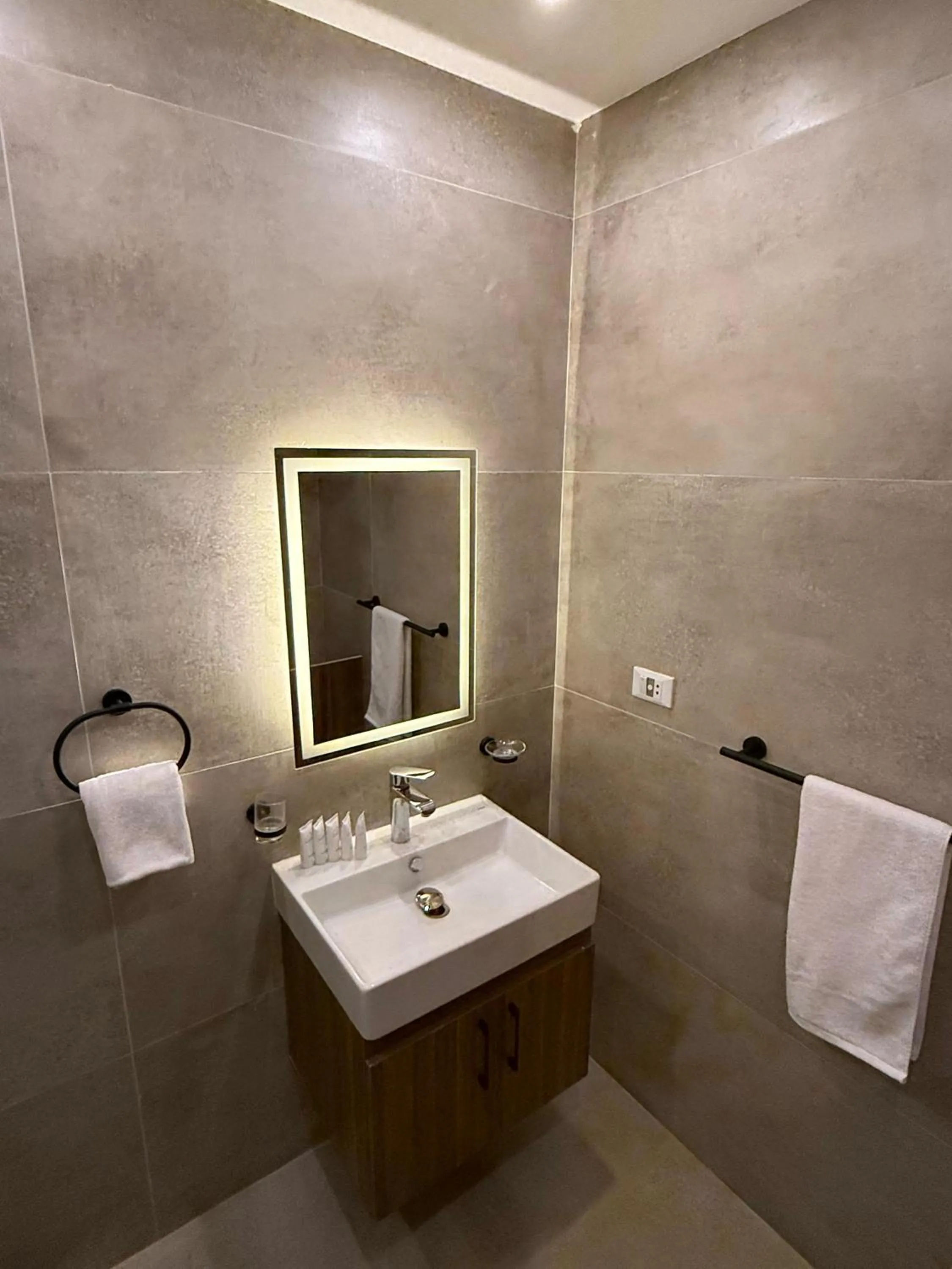 Bathroom in The Gate Hotel Front Pyramids & Sphinx View