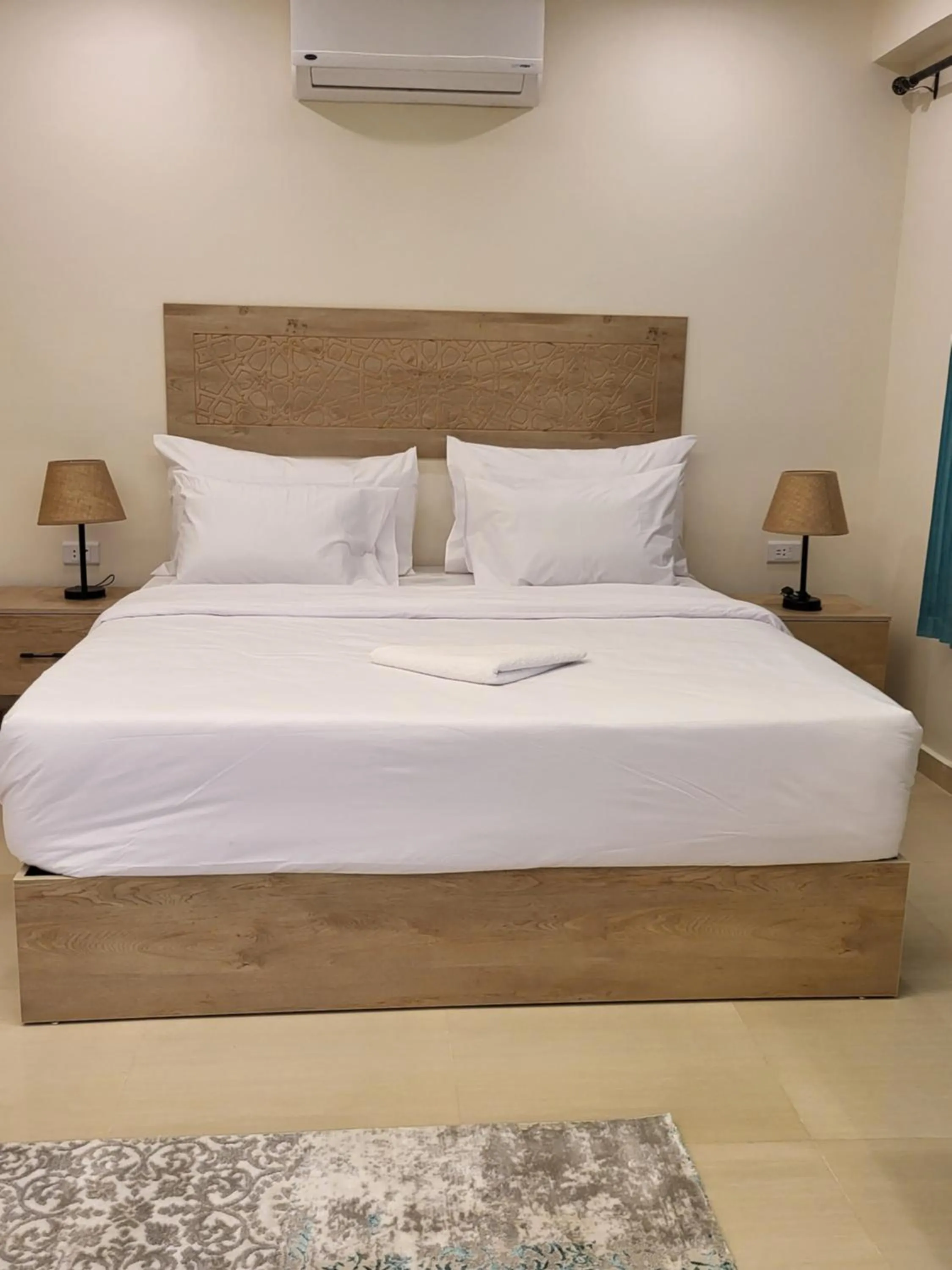 Bed in The Gate Hotel Front Pyramids & Sphinx View