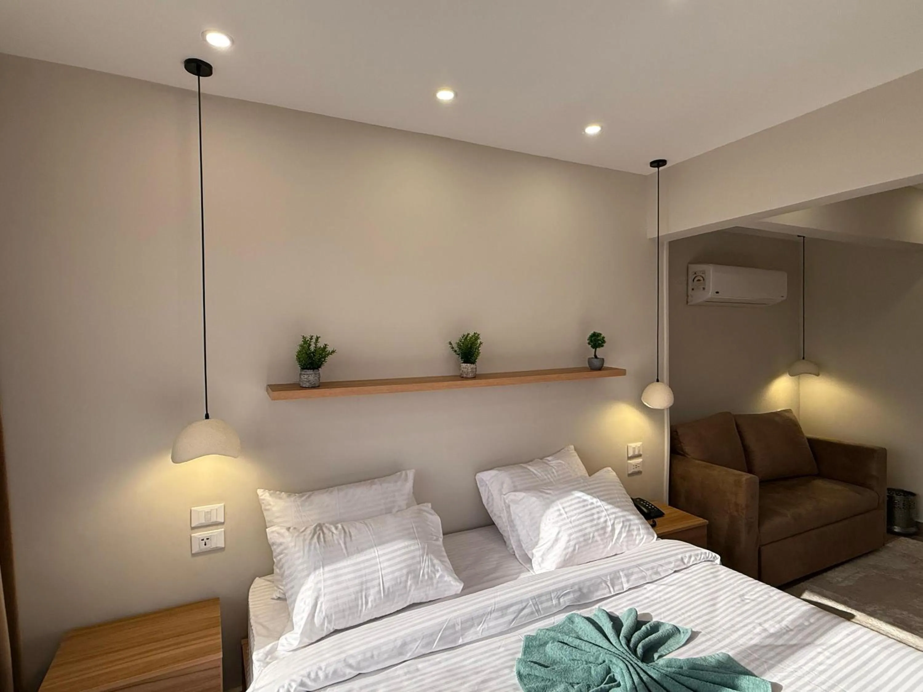 Bed in The Gate Hotel Front Pyramids & Sphinx View