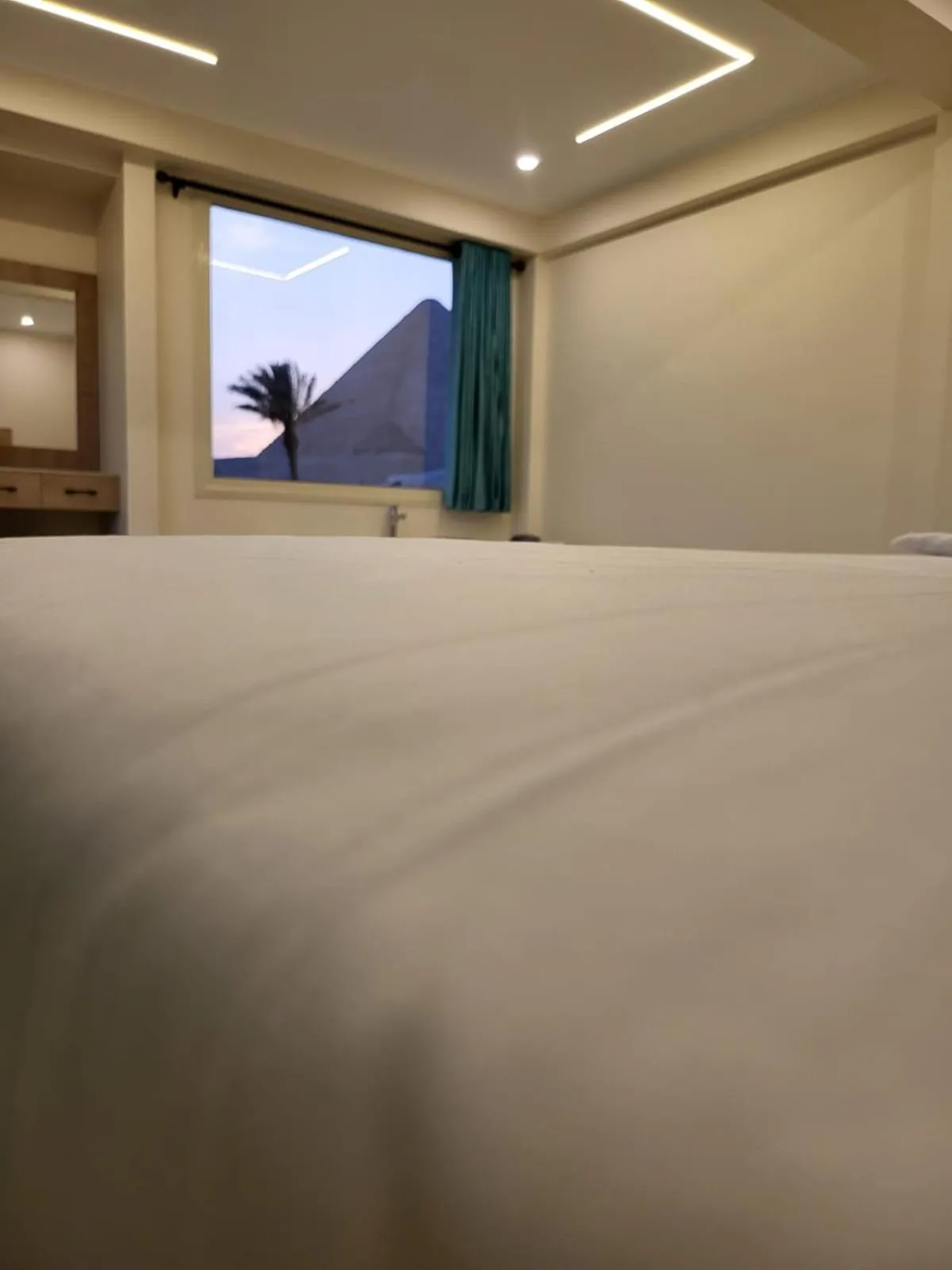 Bedroom, Bed in The Gate Hotel Front Pyramids & Sphinx View