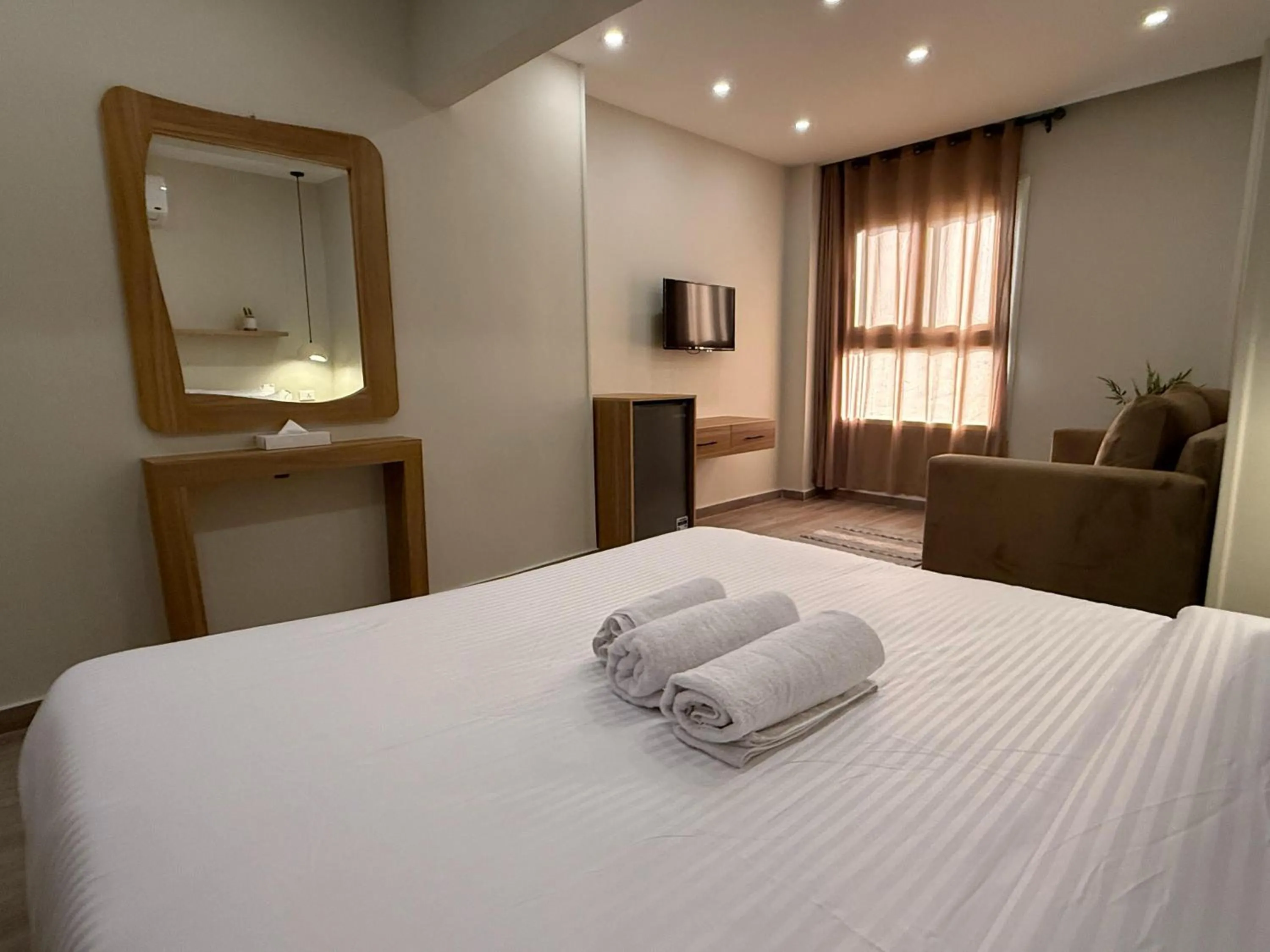 Bed in The Gate Hotel Front Pyramids & Sphinx View