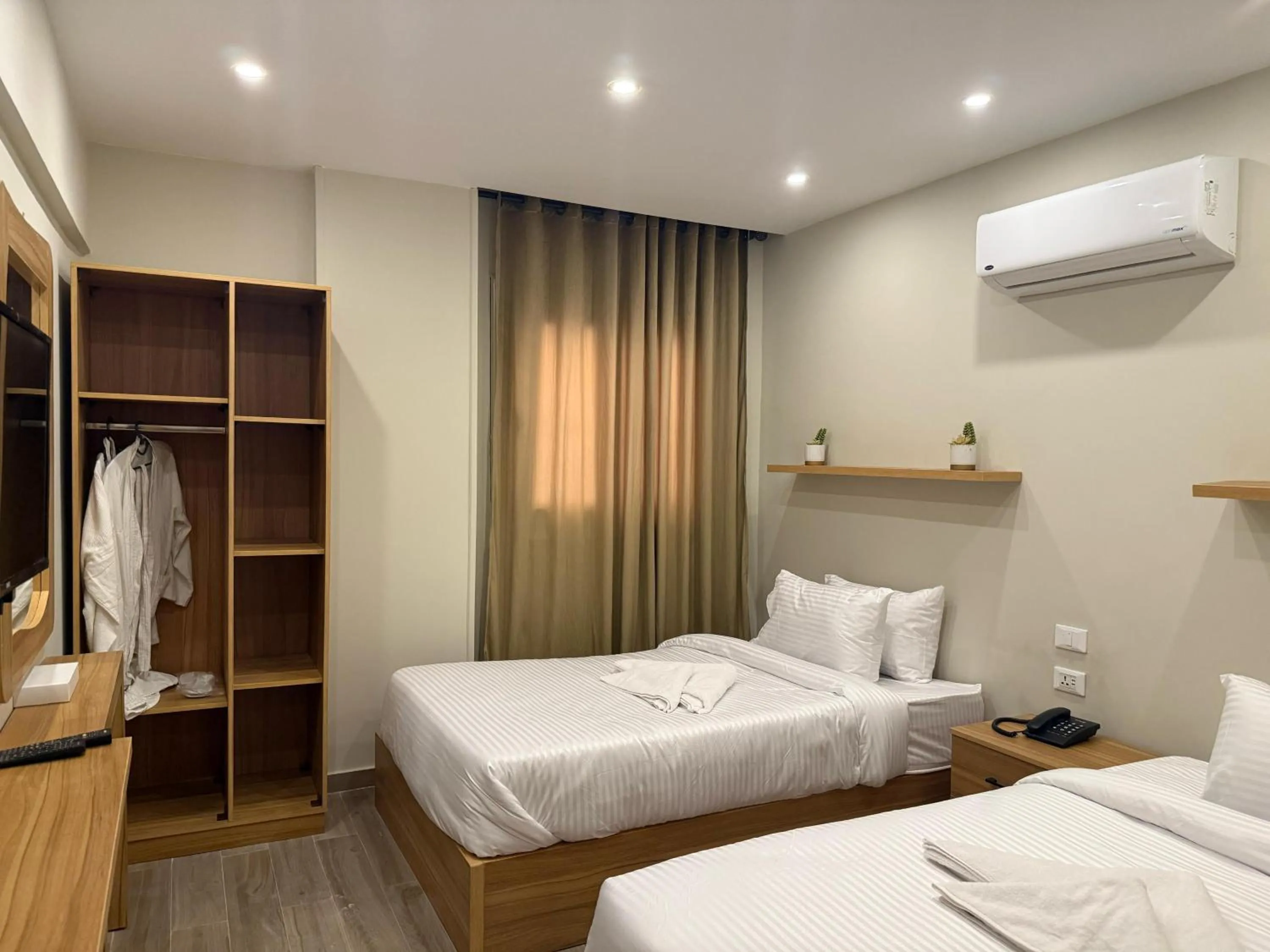 Bed in The Gate Hotel Front Pyramids & Sphinx View