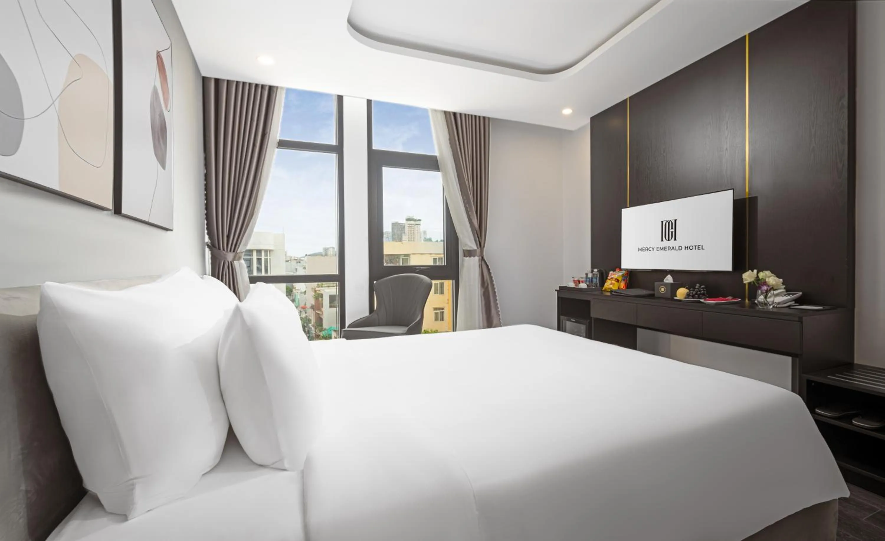 Bedroom, Bed in Mercy Emerald Hotel