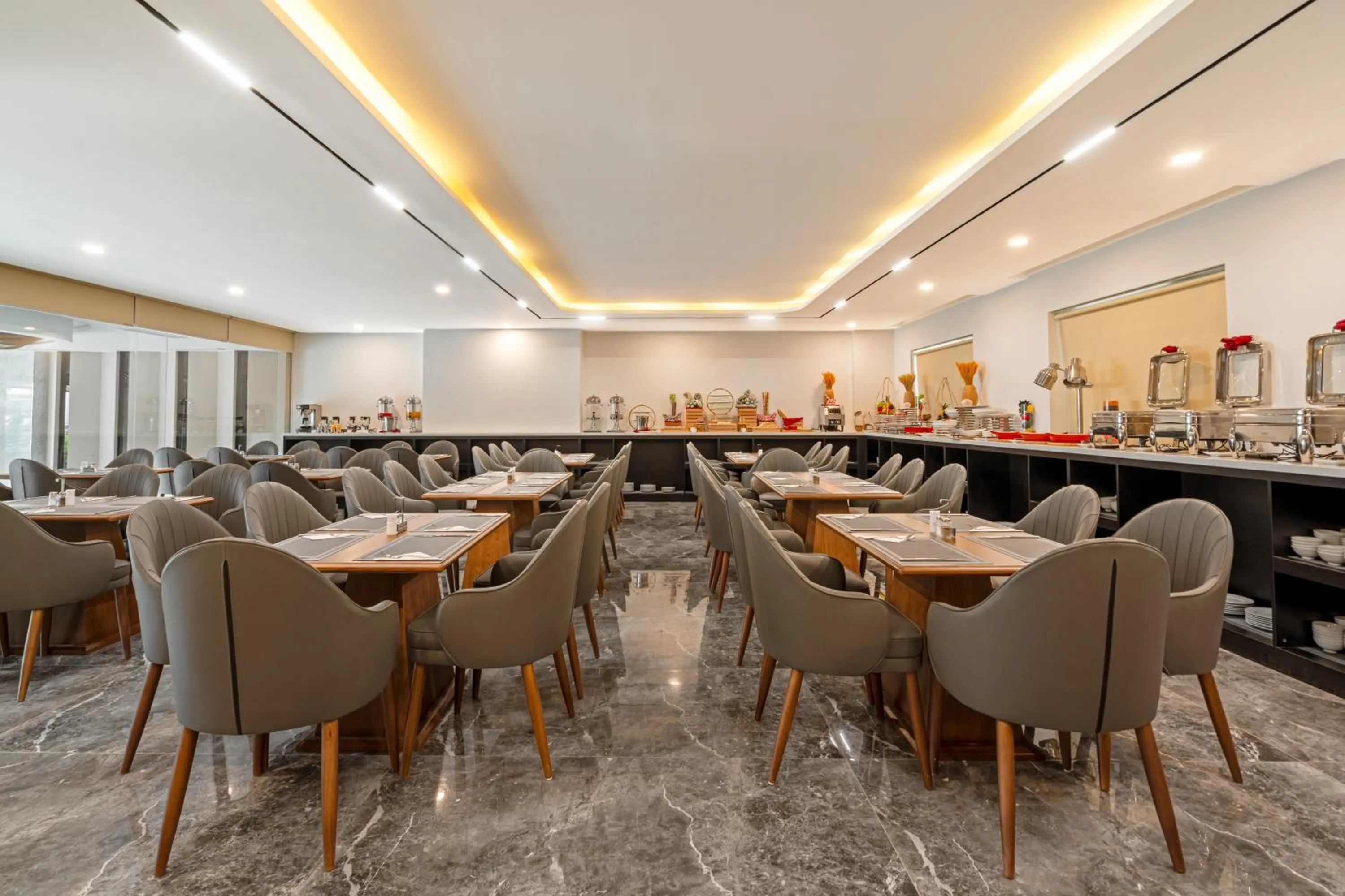 Restaurant/places to eat in Mercy Emerald Hotel