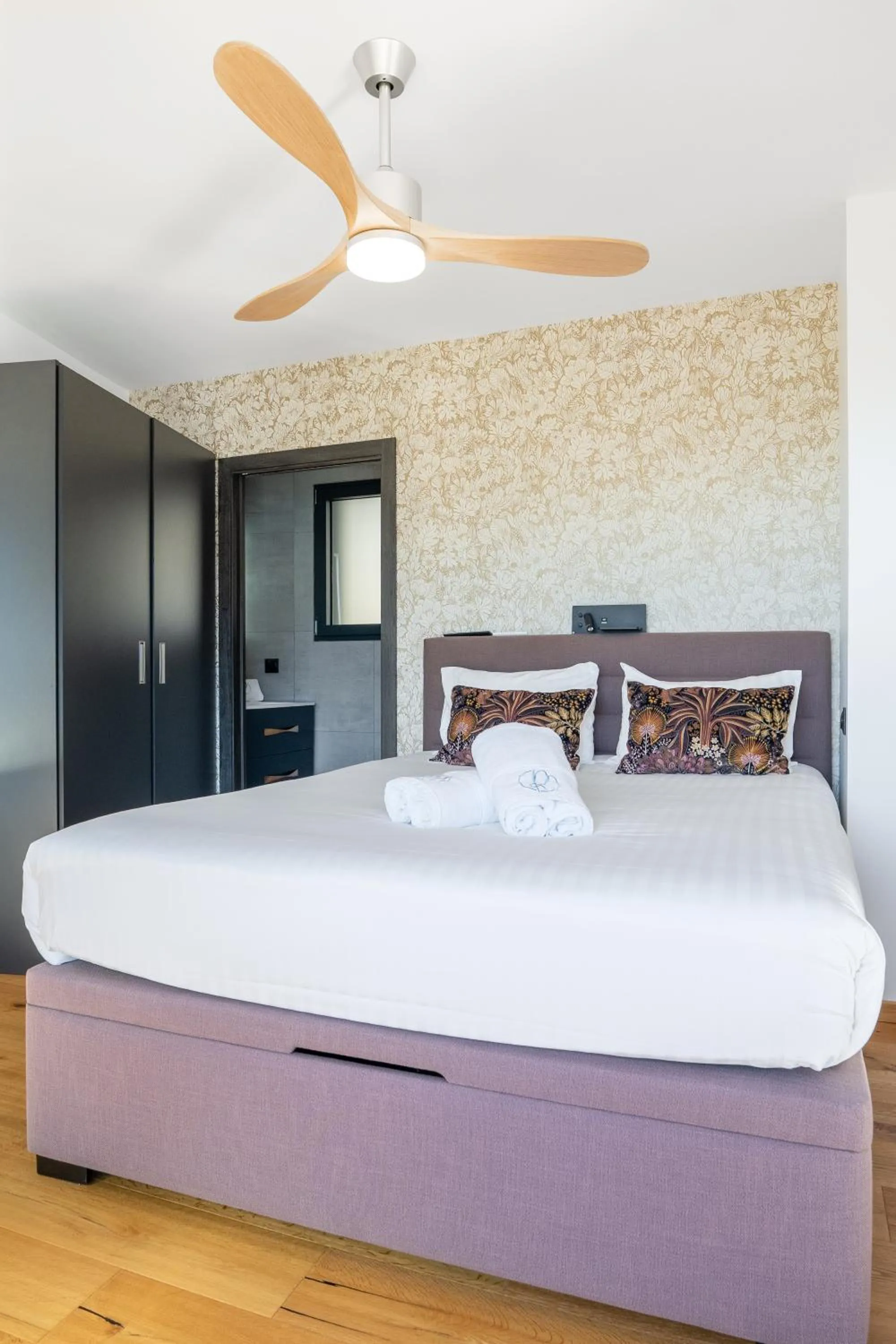 Photo of the whole room, Bed in Les Restanques du lac