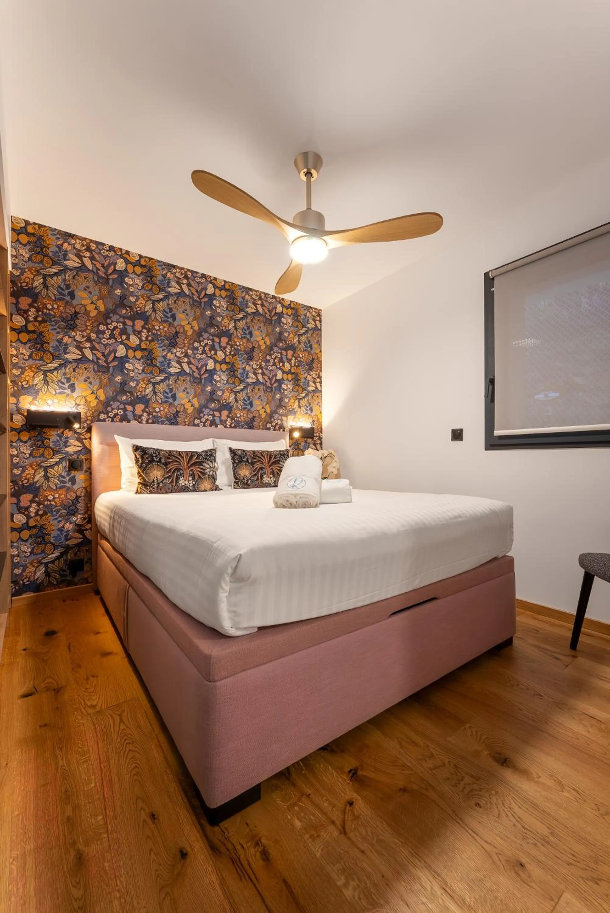 Photo of the whole room, Bed in Les Restanques du lac