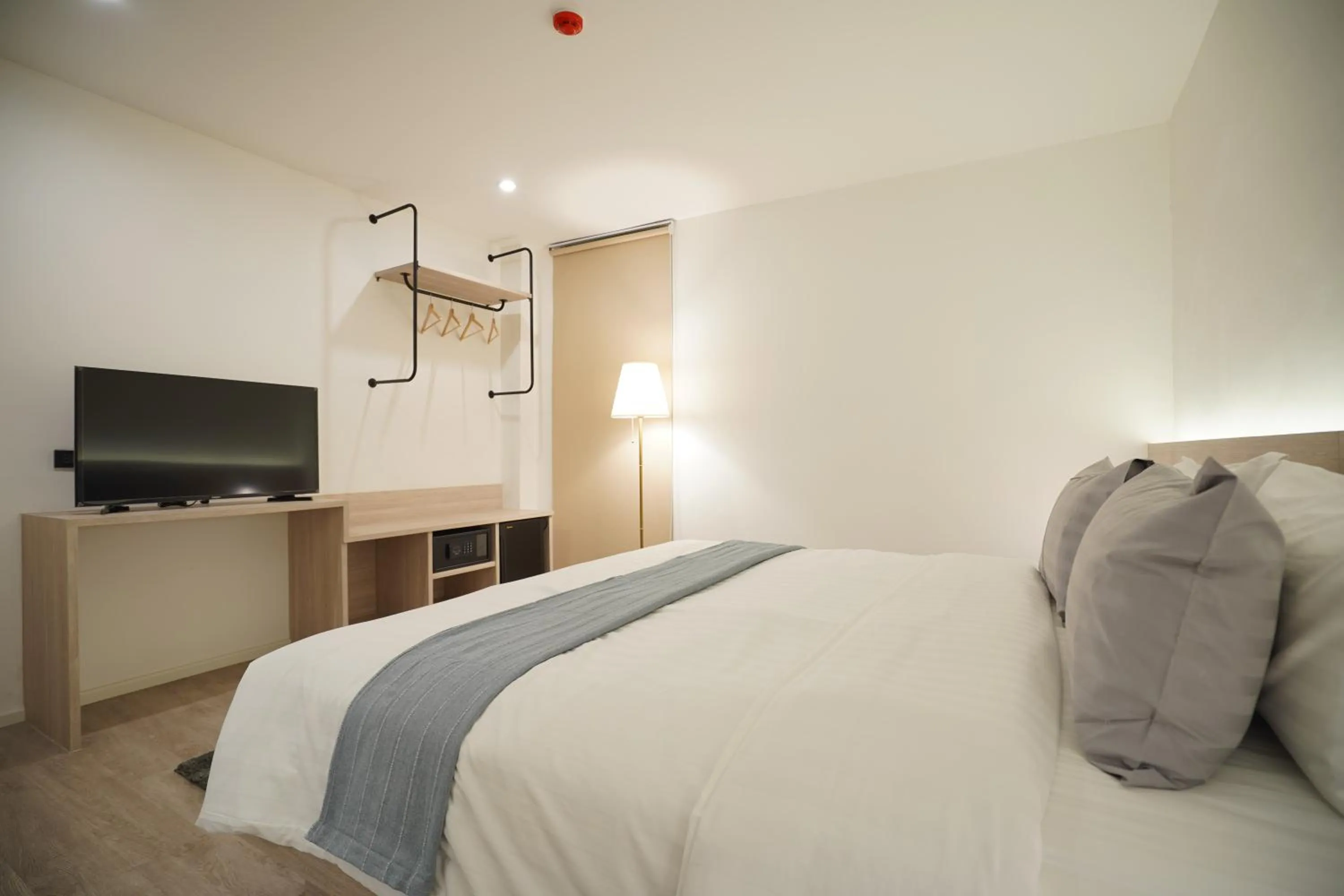 Photo of the whole room, Bed in E11 Hotel - BTS Punnawithi