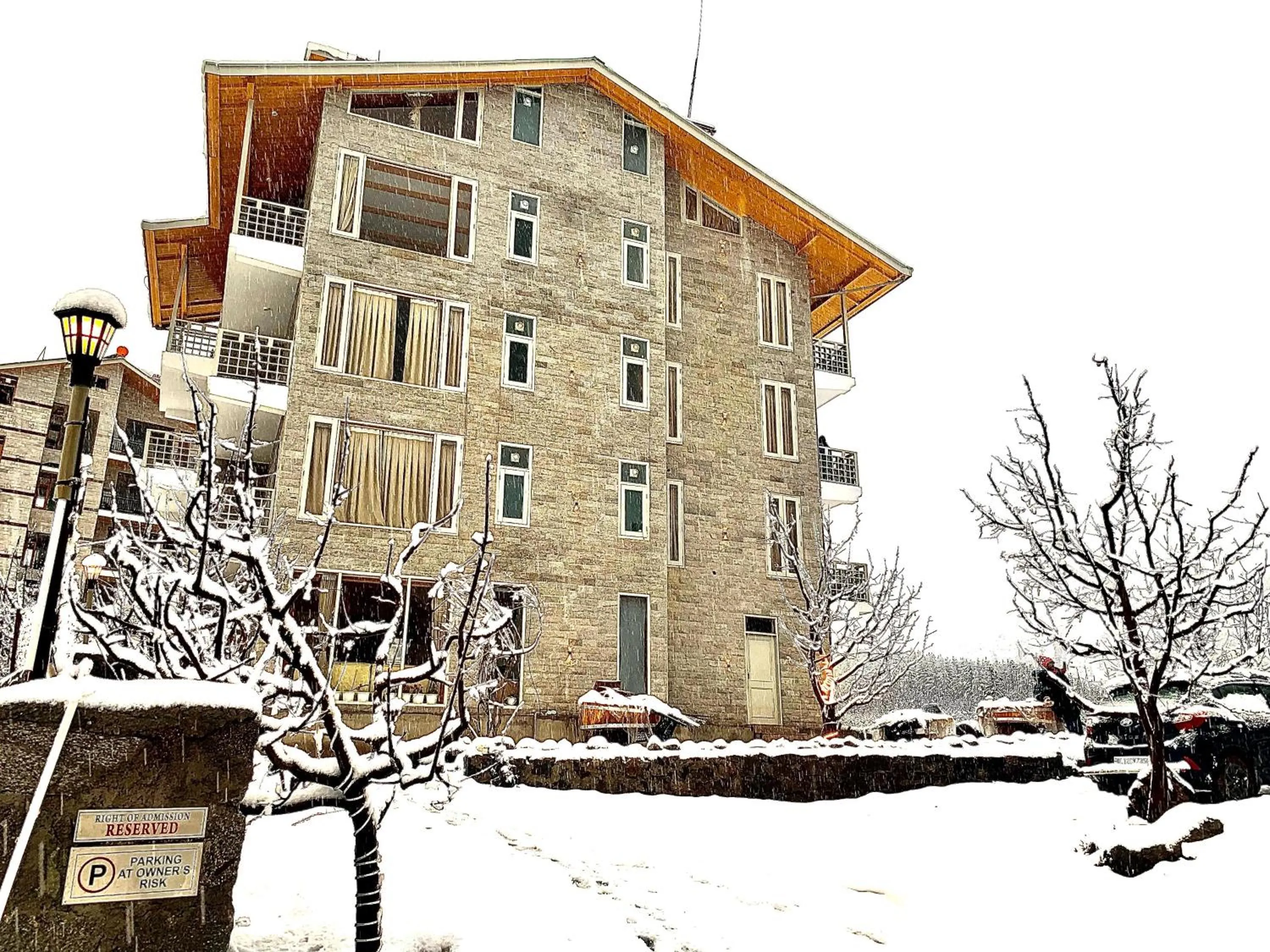 Winter in La Aero Resort Home in Snow Mountains