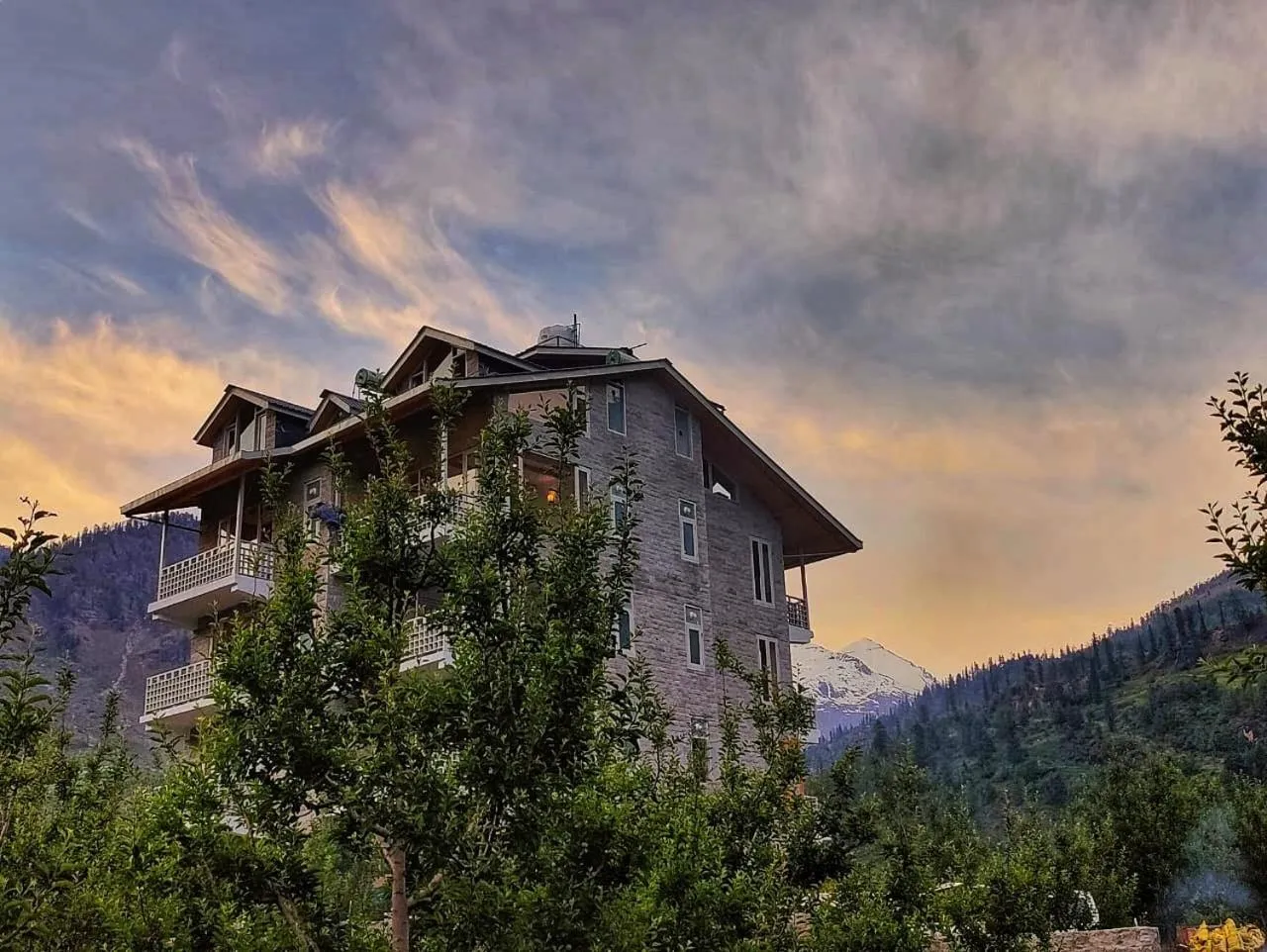 Property building in La Aero Resort Home in Snow Mountains