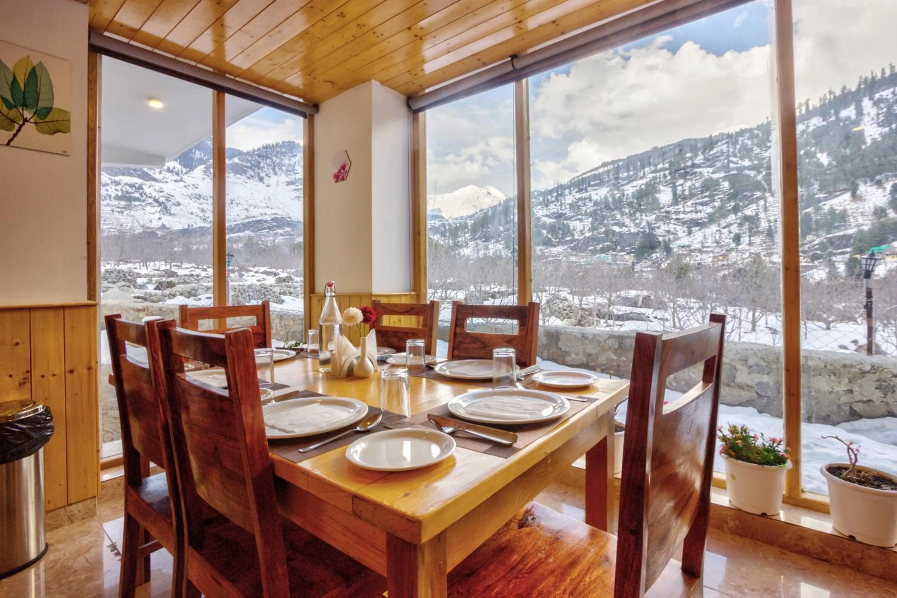 Restaurant/places to eat in La Aero Resort Home in Snow Mountains