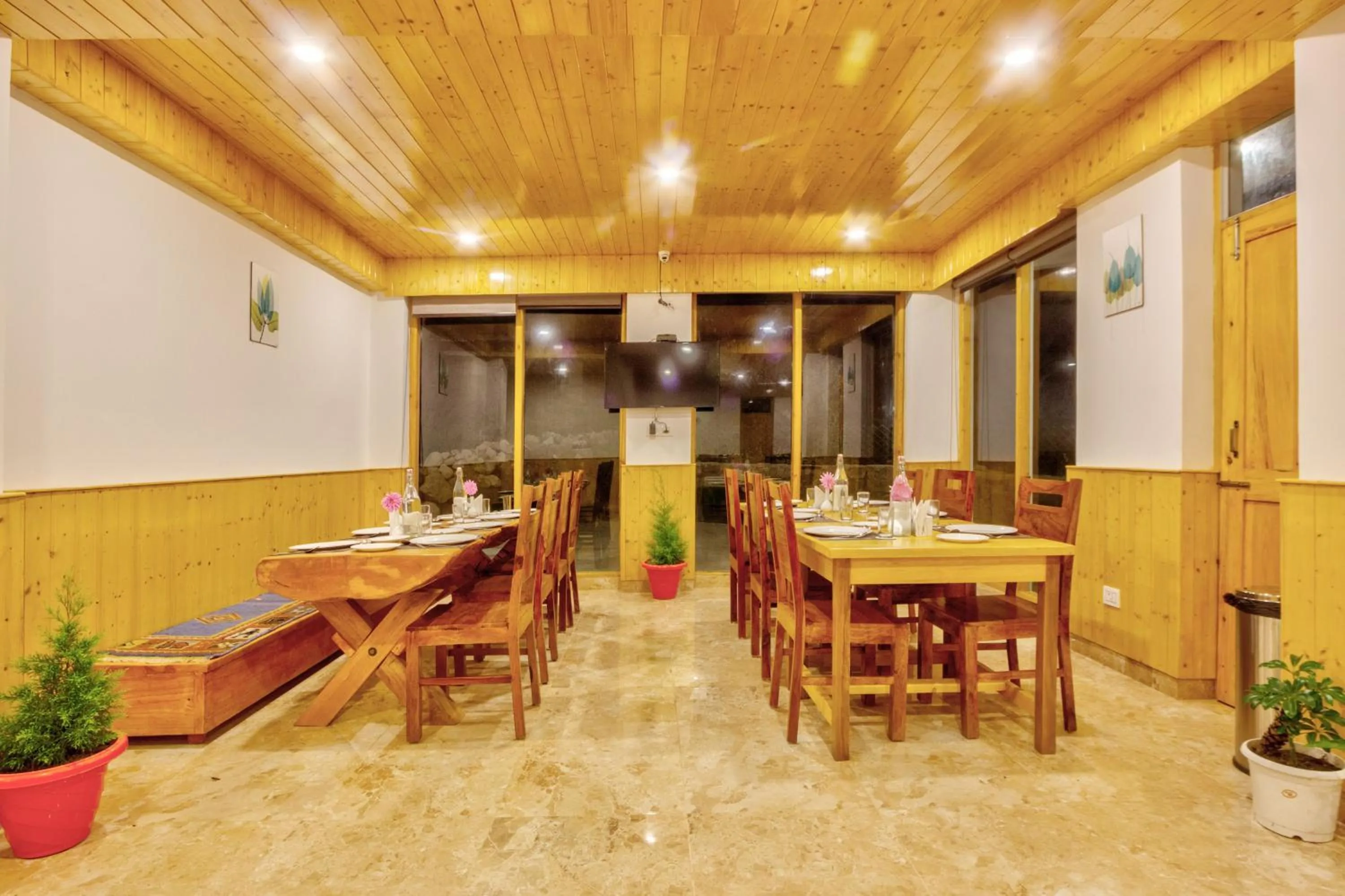 Restaurant/places to eat in La Aero Resort Home in Snow Mountains