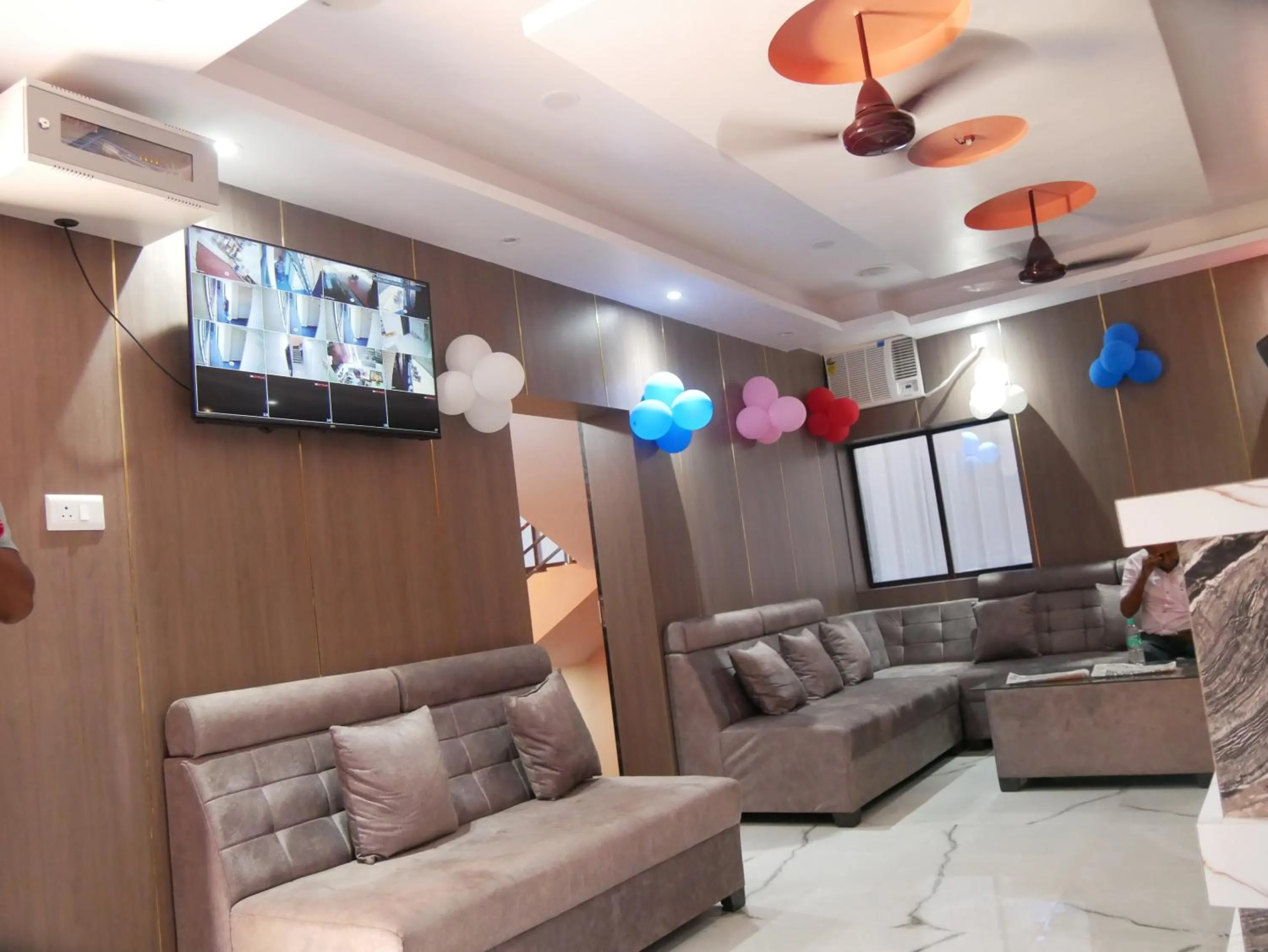 Communal lounge/ TV room in Vaidehi Inn-A Unit of vaidehi guest house