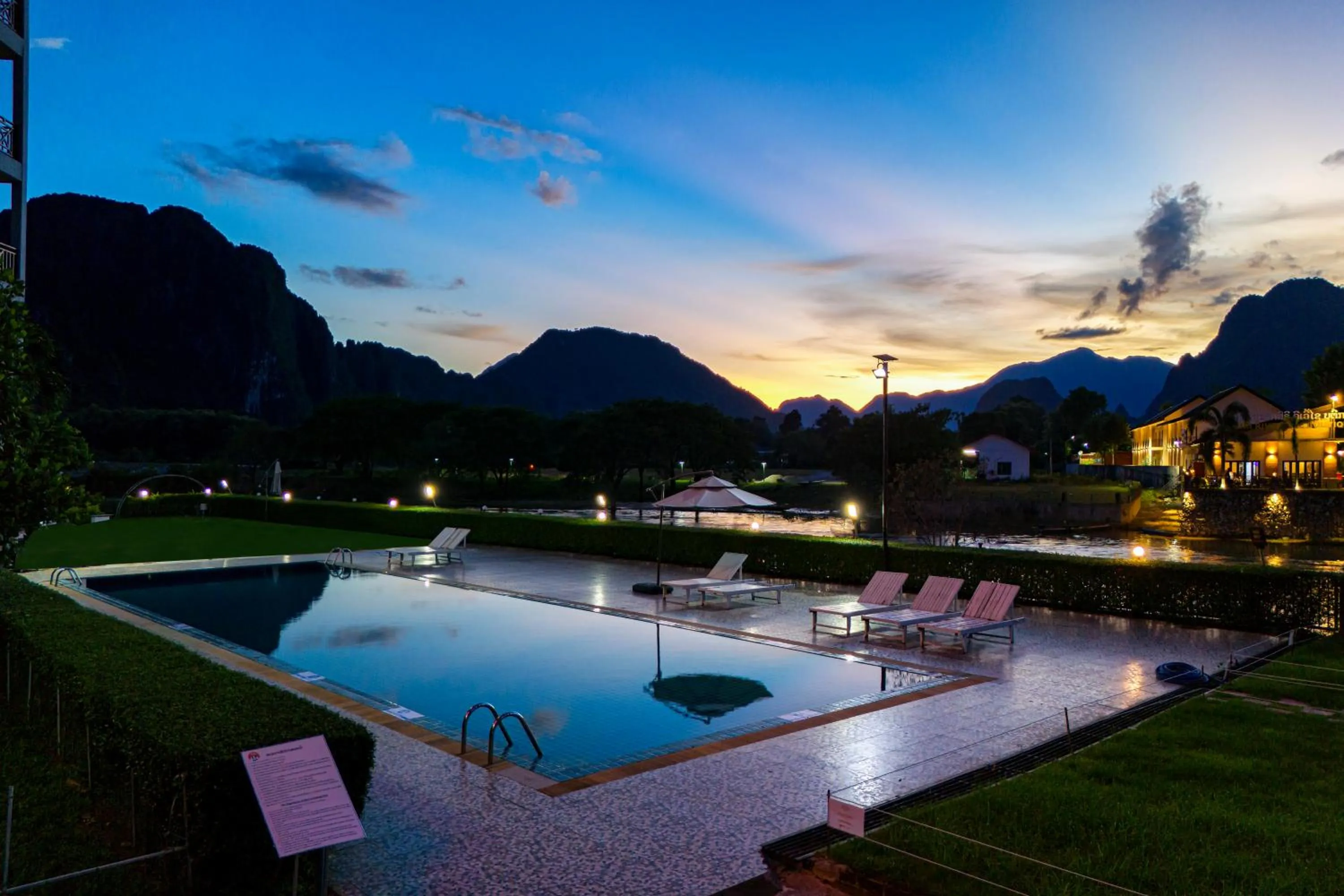 Night in Lisha The Grand Riverside Hotel