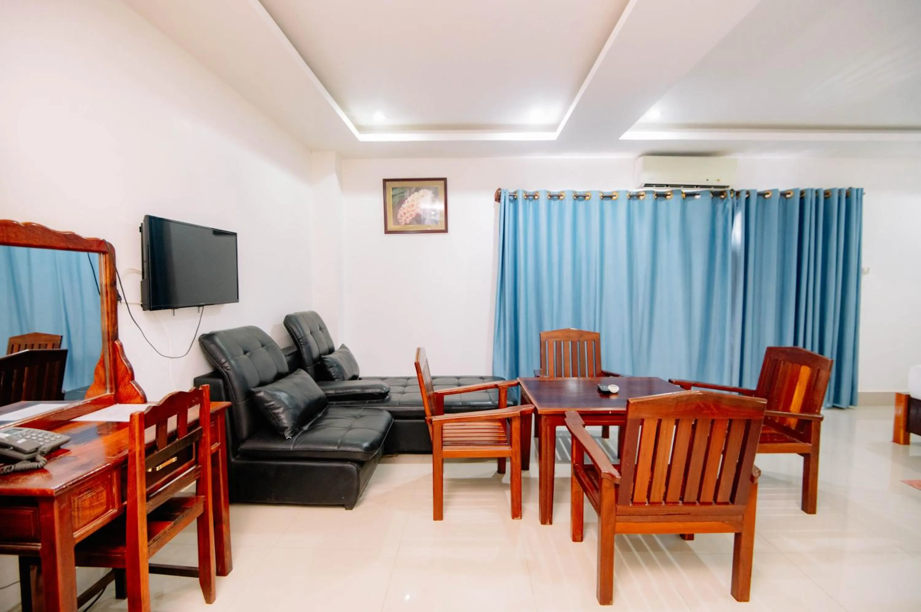 TV and multimedia in Lisha The Grand Riverside Hotel