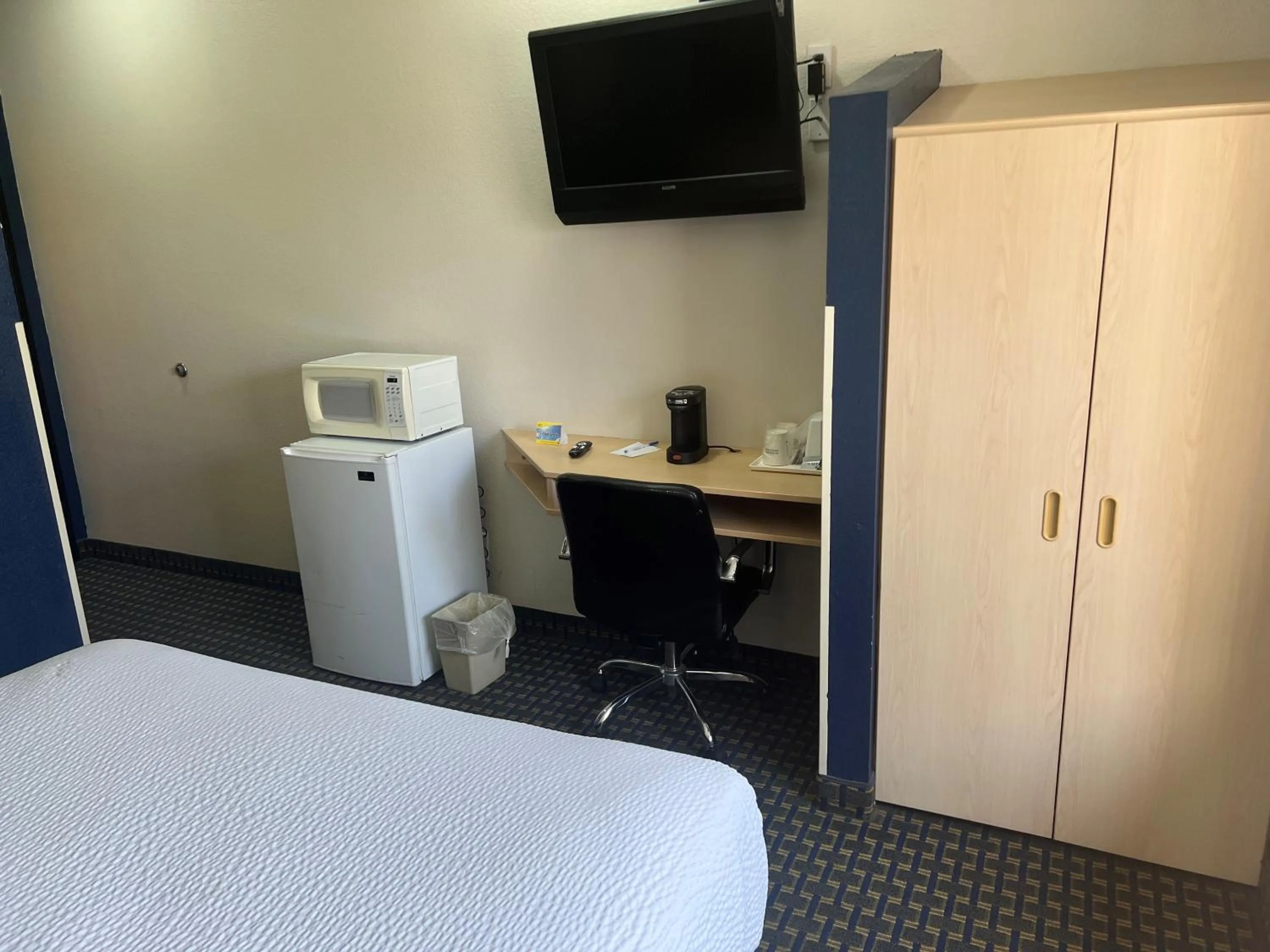 Bed in Days Inn & Suites by Wyndham Hutchinson