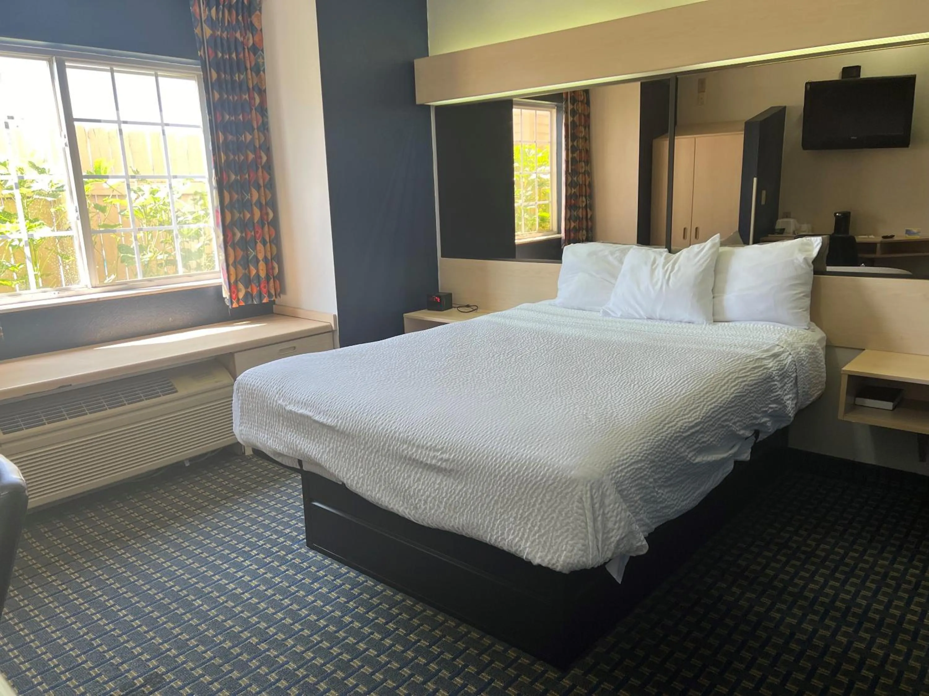 Bed in Days Inn & Suites by Wyndham Hutchinson