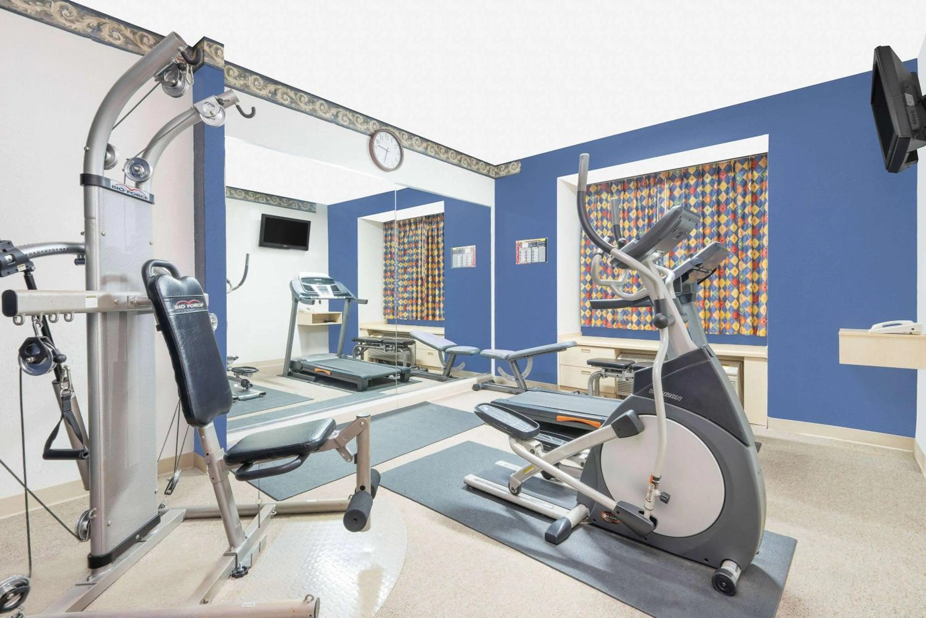Fitness centre/facilities in Days Inn & Suites by Wyndham Hutchinson